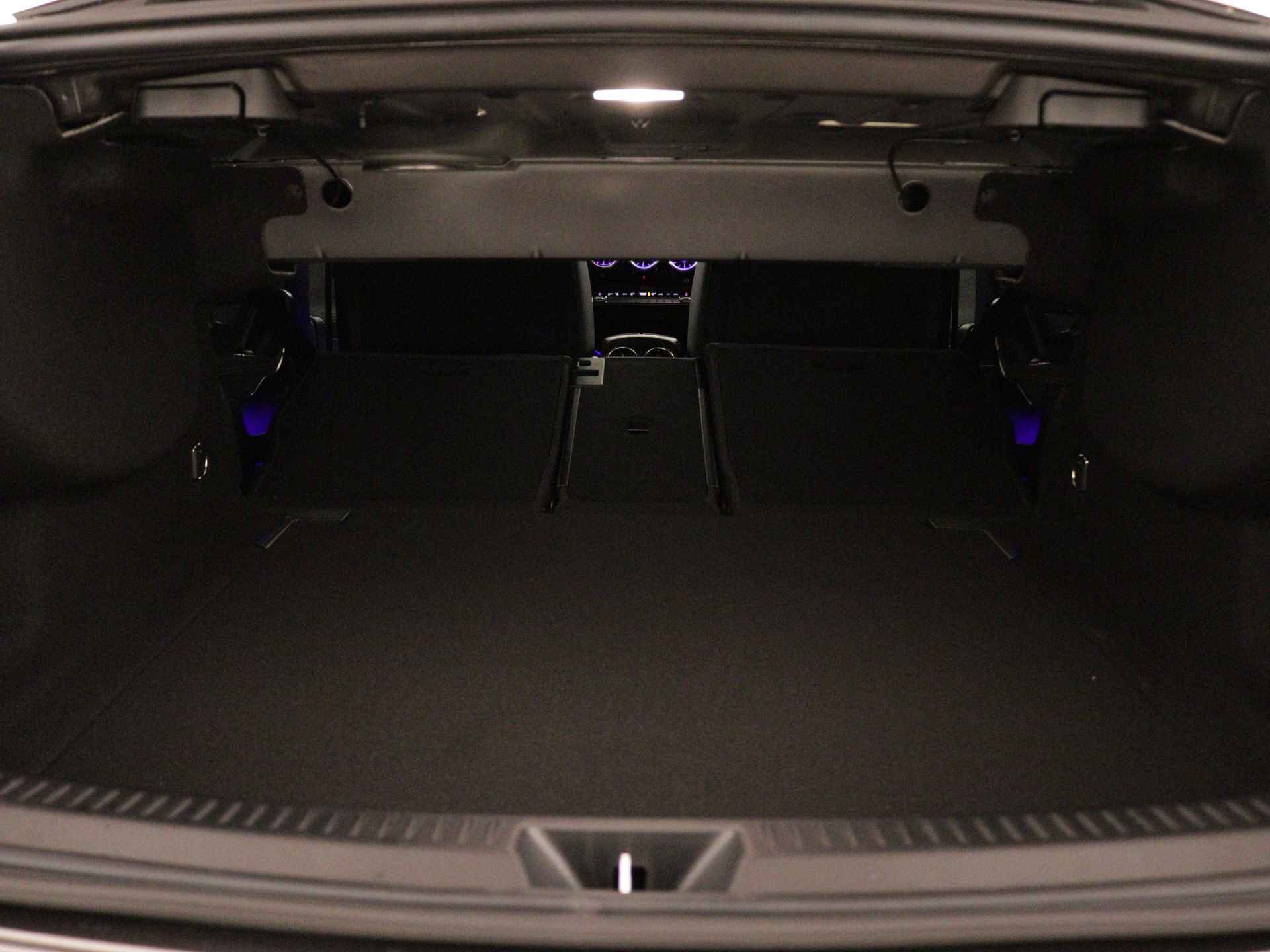 Mercedes-Benz A-Klasse 180 Star Edition AMG Line | Nightpakket | Dodehoekassistent | Sfeerverlichting | Parkeerpakket met achteruitrijcamera | Extra USB-poorten | Draadloos oplaadsysteem voor Smartphone | KEYLESS GO-comfortpakket | - 34/35