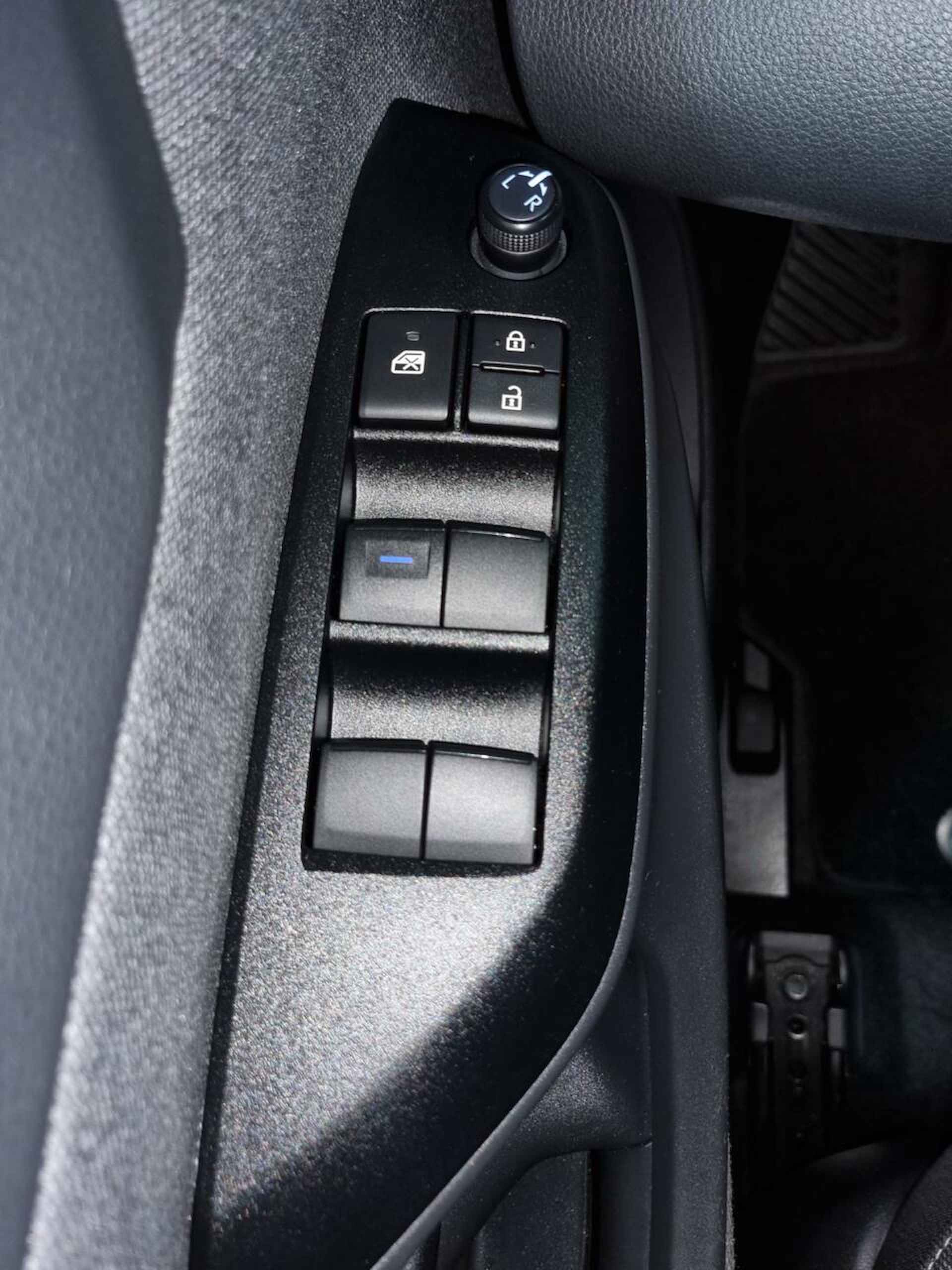 Toyota Yaris Cross 1.5 Hybrid Dynamic / Apple Carplay - Android auto / NAV - 29/58