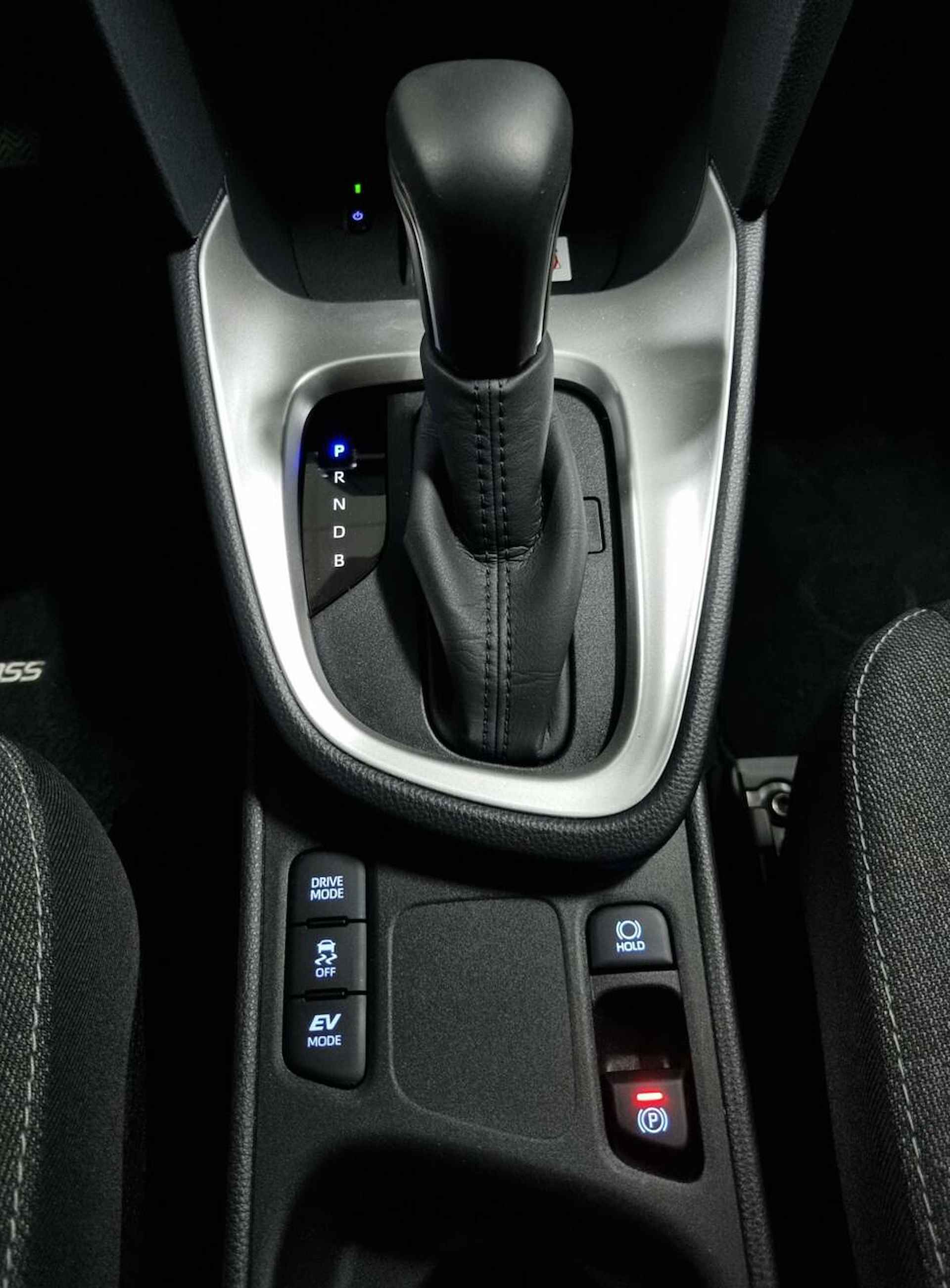 Toyota Yaris Cross 1.5 Hybrid Dynamic / Apple Carplay - Android auto / NAV - 38/58