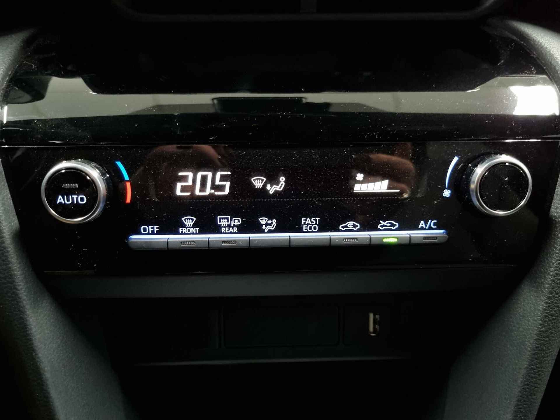 Toyota Yaris Cross 1.5 Hybrid Dynamic / Apple Carplay - Android auto / NAV - 40/58