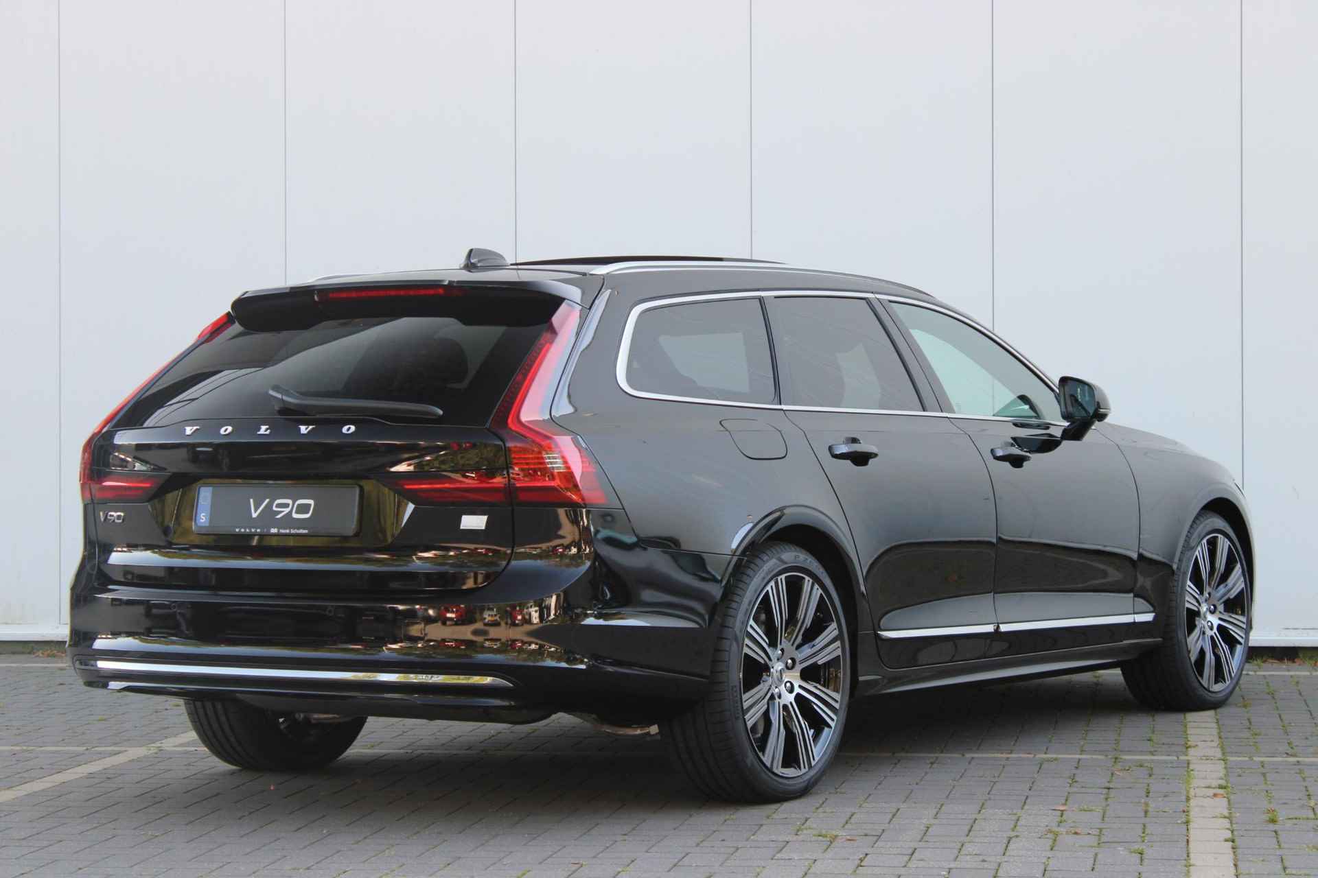 Volvo V90 T6 350PK AUT8 Recharge AWD Plus Bright, Adaptieve Cruise Control met Pilot Assist, Luchtvering, Geventileerde voorstoelen, Premium audio by Harman Kardon, Elektrisch bedienbaar Panoramisch Schuif-/Kanteldak, Elektrische voorstoelen, Verwarmbare voorstoelen + stuurwiel,  Park Assist voor + achter, 360 Parkeercamera, Getint glas achter, Blind Spot Information System, Keyless Entry, Apple CarPlay, 20'' Lichtmetalen wielen - 2/49