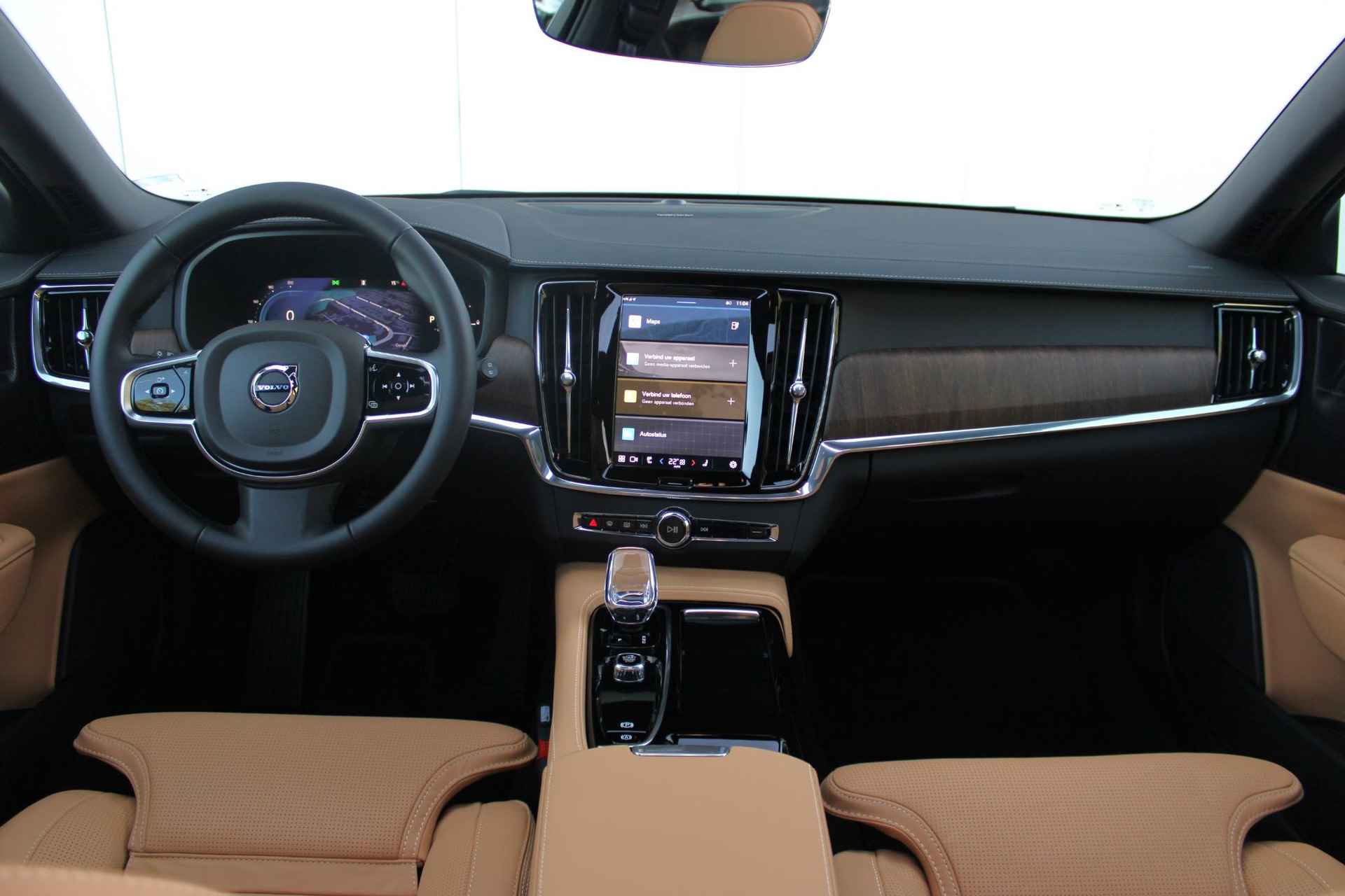 Volvo V90 T6 350PK AUT8 Recharge AWD Plus Bright, Adaptieve Cruise Control met Pilot Assist, Luchtvering, Geventileerde voorstoelen, Premium audio by Harman Kardon, Elektrisch bedienbaar Panoramisch Schuif-/Kanteldak, Elektrische voorstoelen, Verwarmbare voorstoelen + stuurwiel,  Park Assist voor + achter, 360 Parkeercamera, Getint glas achter, Blind Spot Information System, Keyless Entry, Apple CarPlay, 20'' Lichtmetalen wielen - 4/49