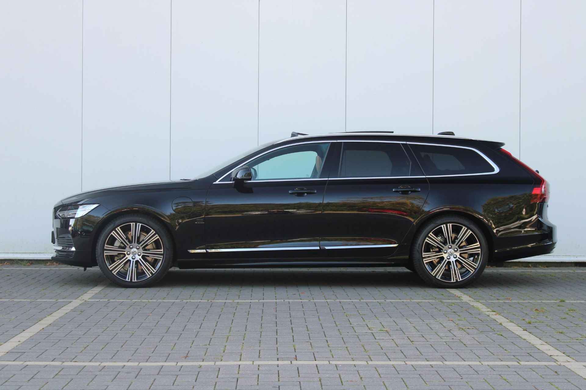 Volvo V90 T6 350PK AUT8 Recharge AWD Plus Bright, Adaptieve Cruise Control met Pilot Assist, Luchtvering, Geventileerde voorstoelen, Premium audio by Harman Kardon, Elektrisch bedienbaar Panoramisch Schuif-/Kanteldak, Elektrische voorstoelen, Verwarmbare voorstoelen + stuurwiel,  Park Assist voor + achter, 360 Parkeercamera, Getint glas achter, Blind Spot Information System, Keyless Entry, Apple CarPlay, 20'' Lichtmetalen wielen - 8/49