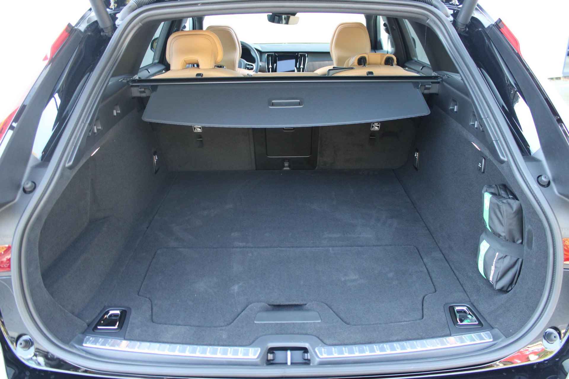 Volvo V90 T6 350PK AUT8 Recharge AWD Plus Bright, Adaptieve Cruise Control met Pilot Assist, Luchtvering, Geventileerde voorstoelen, Premium audio by Harman Kardon, Elektrisch bedienbaar Panoramisch Schuif-/Kanteldak, Elektrische voorstoelen, Verwarmbare voorstoelen + stuurwiel,  Park Assist voor + achter, 360 Parkeercamera, Getint glas achter, Blind Spot Information System, Keyless Entry, Apple CarPlay, 20'' Lichtmetalen wielen - 10/49