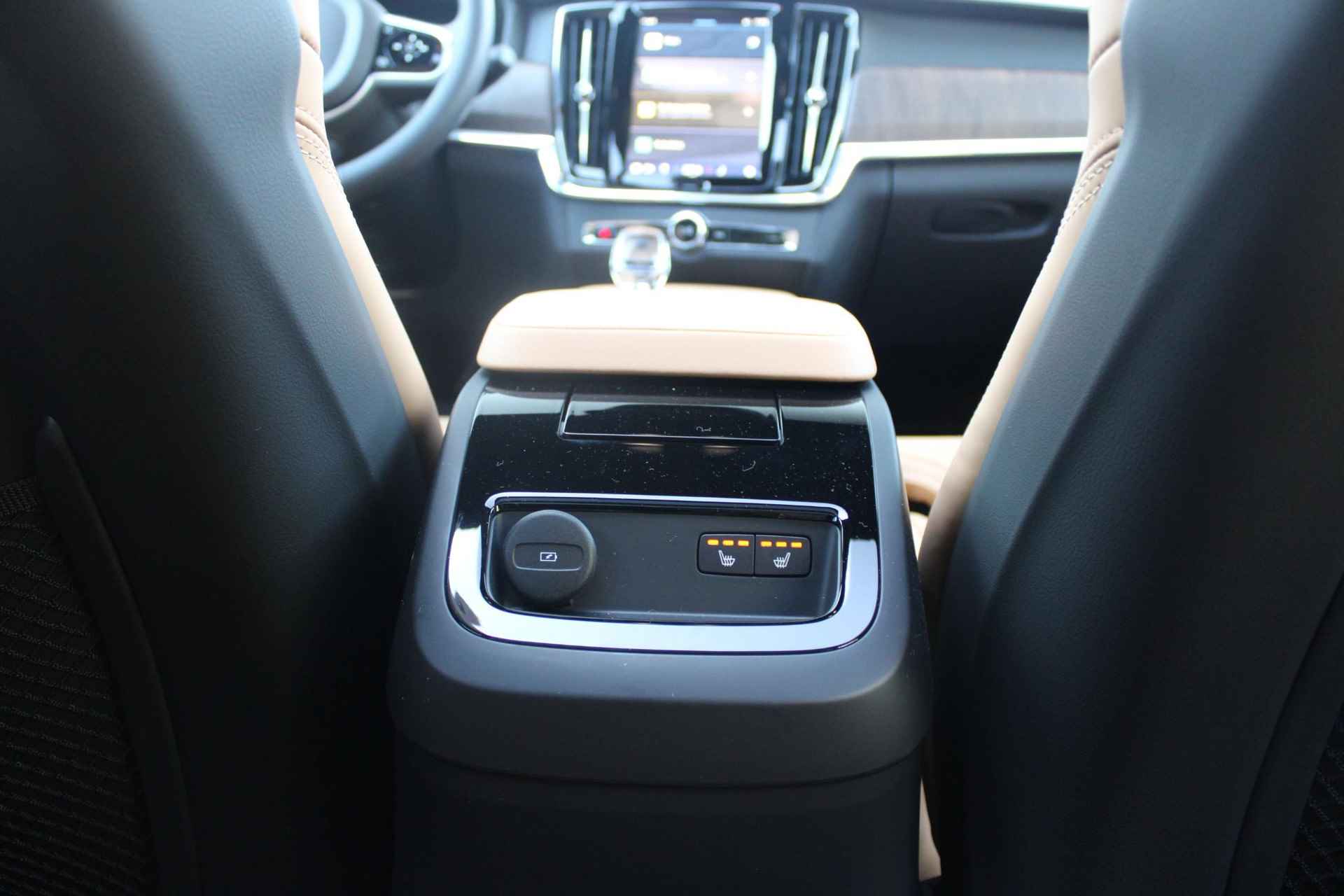 Volvo V90 T6 350PK AUT8 Recharge AWD Plus Bright, Adaptieve Cruise Control met Pilot Assist, Luchtvering, Geventileerde voorstoelen, Premium audio by Harman Kardon, Elektrisch bedienbaar Panoramisch Schuif-/Kanteldak, Elektrische voorstoelen, Verwarmbare voorstoelen + stuurwiel,  Park Assist voor + achter, 360 Parkeercamera, Getint glas achter, Blind Spot Information System, Keyless Entry, Apple CarPlay, 20'' Lichtmetalen wielen - 22/49