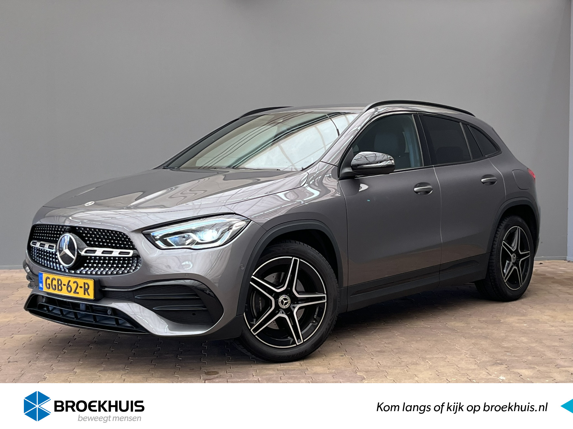 Mercedes-Benz GLA 180 AMG Line | AMG-Styling | Camera | Stoelverwarming | Elek.Klep | Alcantara/Leder | 19'' Lichtmetaal | Widescreen! | Automaat | Navigatie | Keyless | Sportstoelen | Bluetooth | Clima | Cruise | Carplay | 2023!