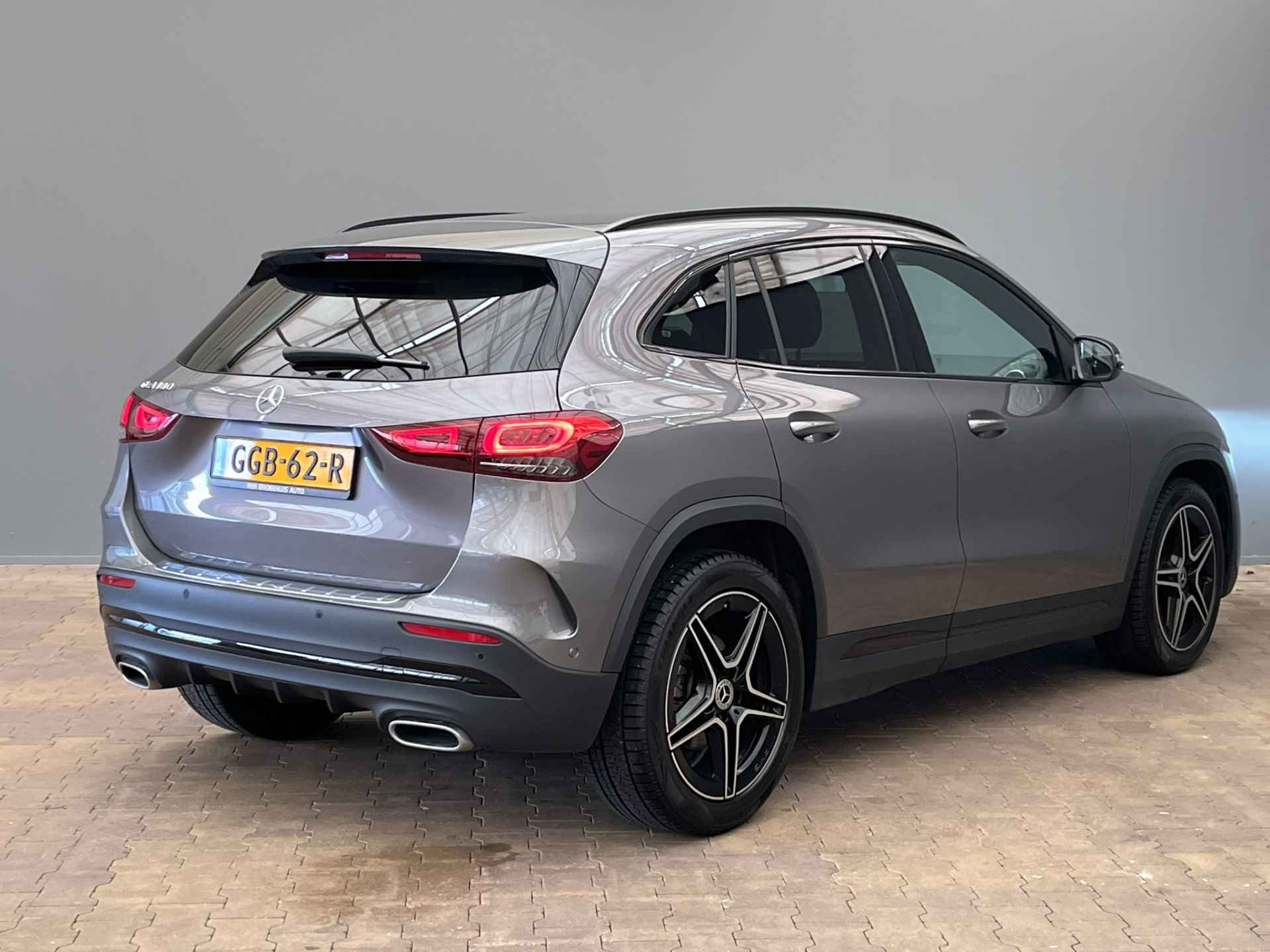 Mercedes-Benz GLA 180 AMG Line | AMG-Styling | Camera | Stoelverwarming | Elek.Klep | Alcantara/Leder | 19'' Lichtmetaal | Widescreen! | Automaat | Navigatie | Keyless | Sportstoelen | Bluetooth | Clima | Cruise | Carplay | 2023! - 3/52