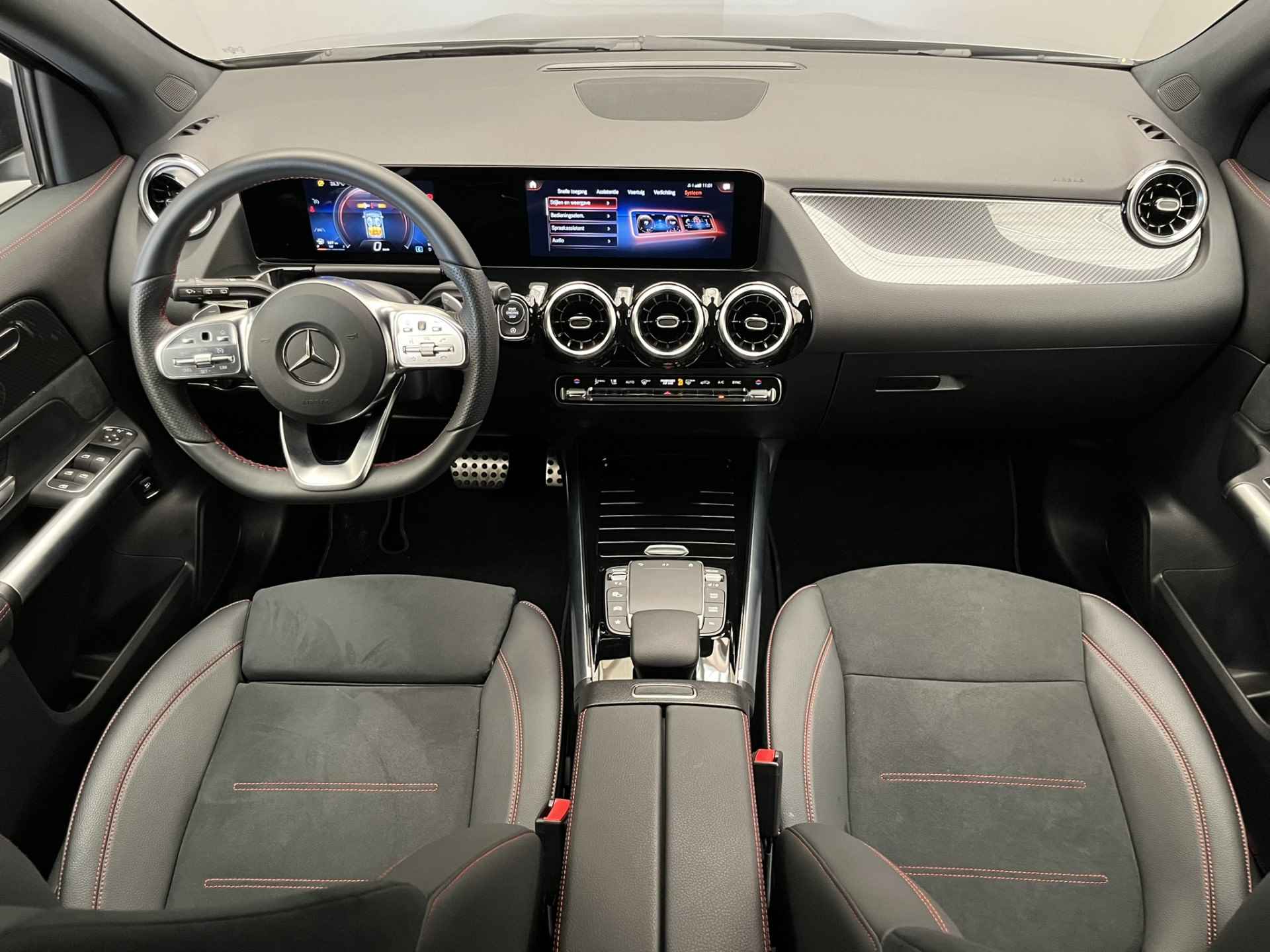 Mercedes-Benz GLA 180 AMG Line | AMG-Styling | Camera | Stoelverwarming | Elek.Klep | Alcantara/Leder | 19'' Lichtmetaal | Widescreen! | Automaat | Navigatie | Keyless | Sportstoelen | Bluetooth | Clima | Cruise | Carplay | 2023! - 4/52