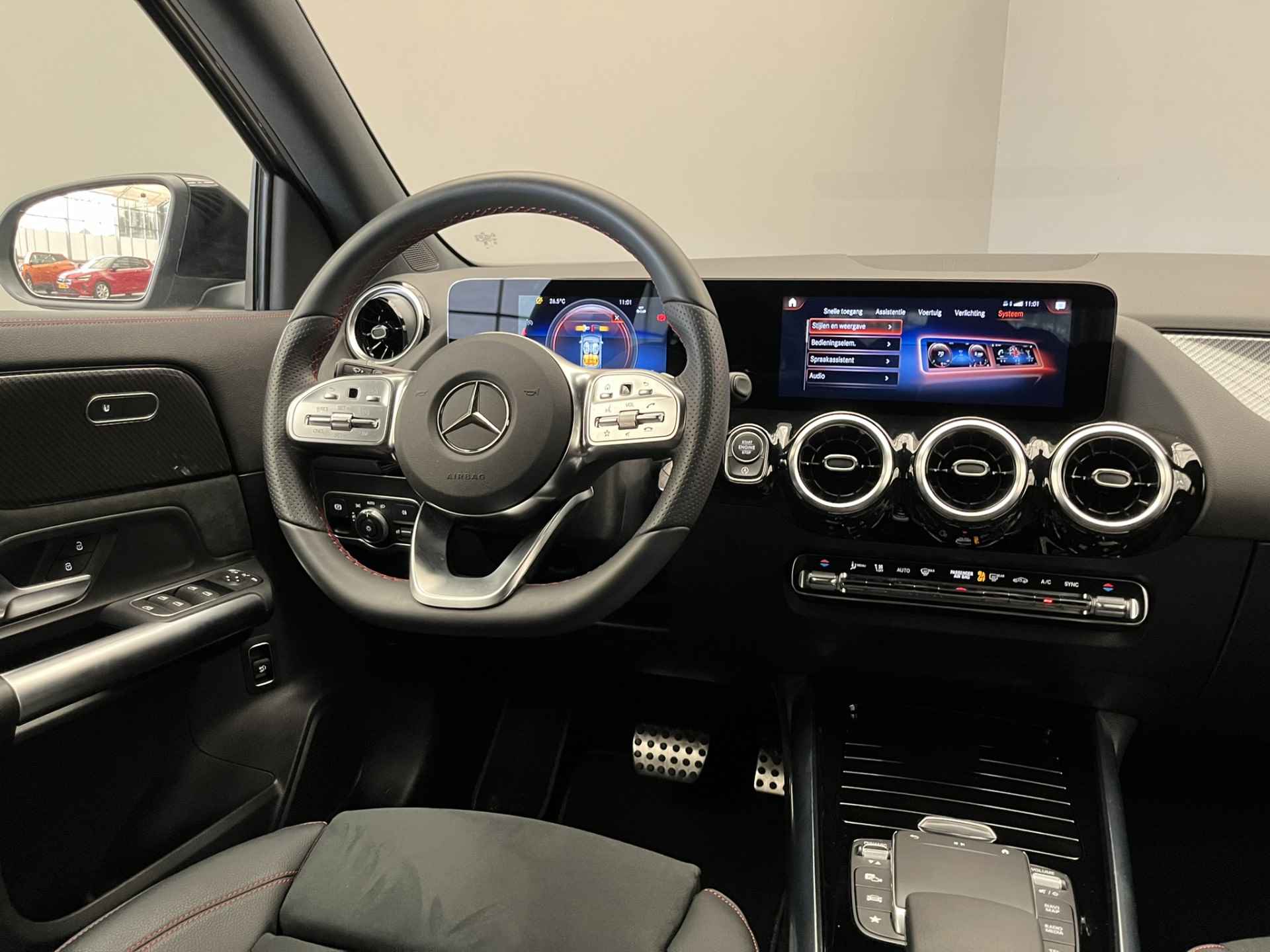 Mercedes-Benz GLA 180 AMG Line | AMG-Styling | Camera | Stoelverwarming | Elek.Klep | Alcantara/Leder | 19'' Lichtmetaal | Widescreen! | Automaat | Navigatie | Keyless | Sportstoelen | Bluetooth | Clima | Cruise | Carplay | 2023! - 32/52