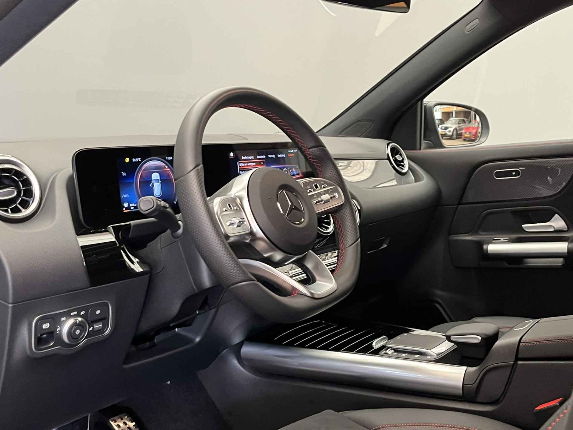 Mercedes-Benz GLA 180 AMG Line | AMG-Styling | Camera | Stoelverwarming | Elek.Klep | Alcantara/Leder | 19'' Lichtmetaal | Widescreen! | Automaat | Navigatie | Keyless | Sportstoelen | Bluetooth | Clima | Cruise | Carplay | 2023! - 39/52