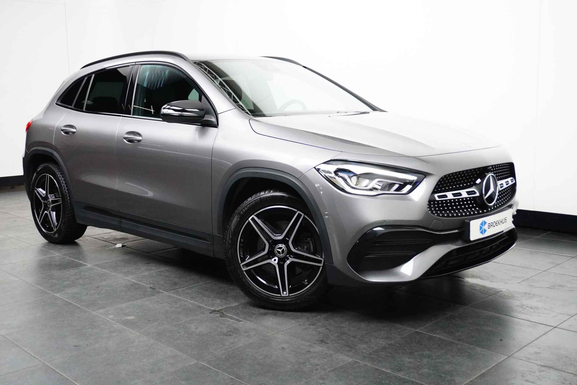 Mercedes-Benz GLA 180 AMG Line | AMG-Styling | Camera | Stoelverwarming | Elek.Klep | Alcantara/Leder | 19'' Lichtmetaal | Widescreen! | Automaat | Navigatie | Keyless | Sportstoelen | Bluetooth | Clima | Cruise | Carplay | 2023! - 51/52