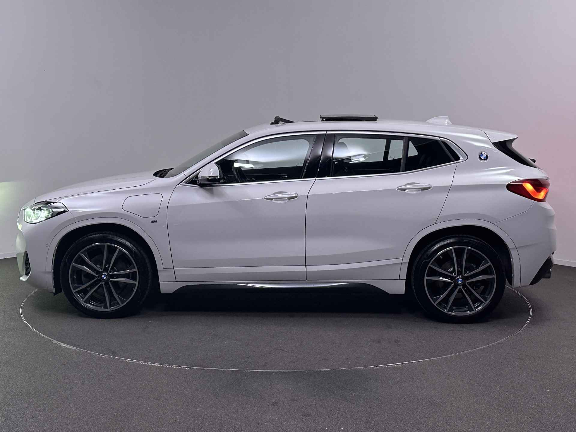 BMW X2 xDrive25e M Sport Plug In Hybrid Dealer O.H PHEV | Panodak | Adaptive Cruise | Lederen Sportstoelen Memory | Head Up | Camera | 19"L.M |  Keyless | Stuurverwarming | - 3/47