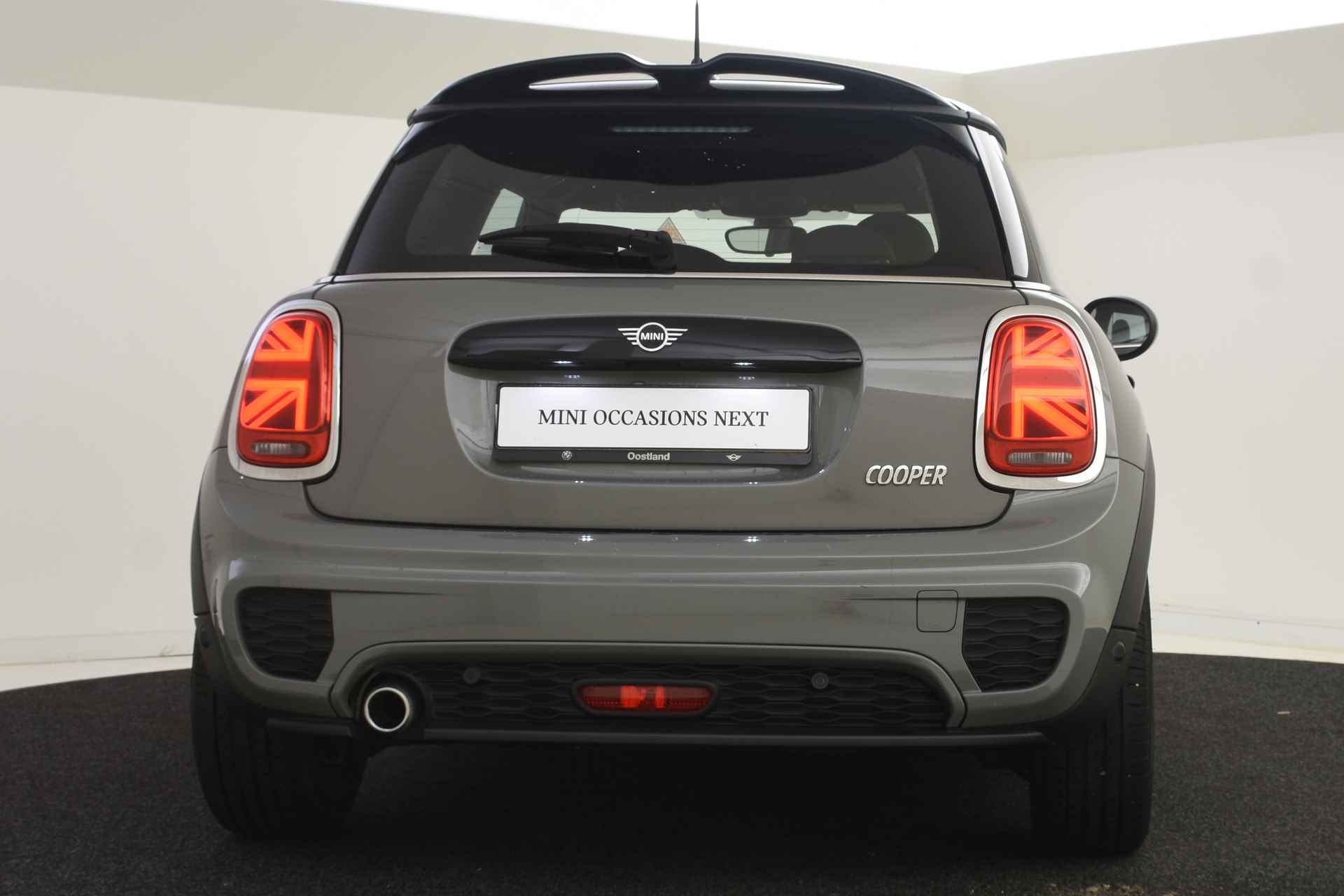 MINI Hatchback Cooper / JCW Pakket / Comfort Access / LED / Apple CarPlay / Comfortstoelen / Cruise Control - 24/42