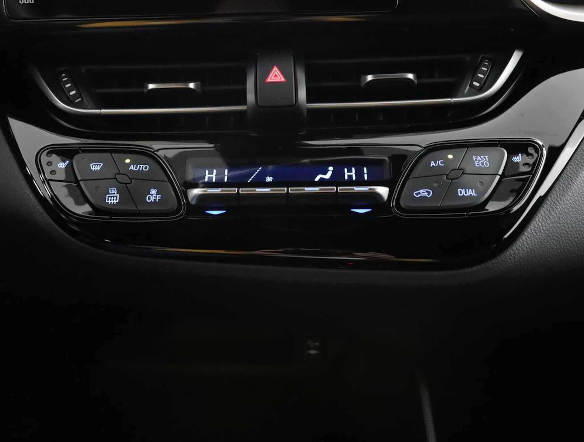 Toyota C-HR 1.8 Hybrid Style Ultimate | Navigatie | Parkeer sensoren voor + achter | Stoelverwarming | Stuurwielverwarming | JBL audio | - 6/48