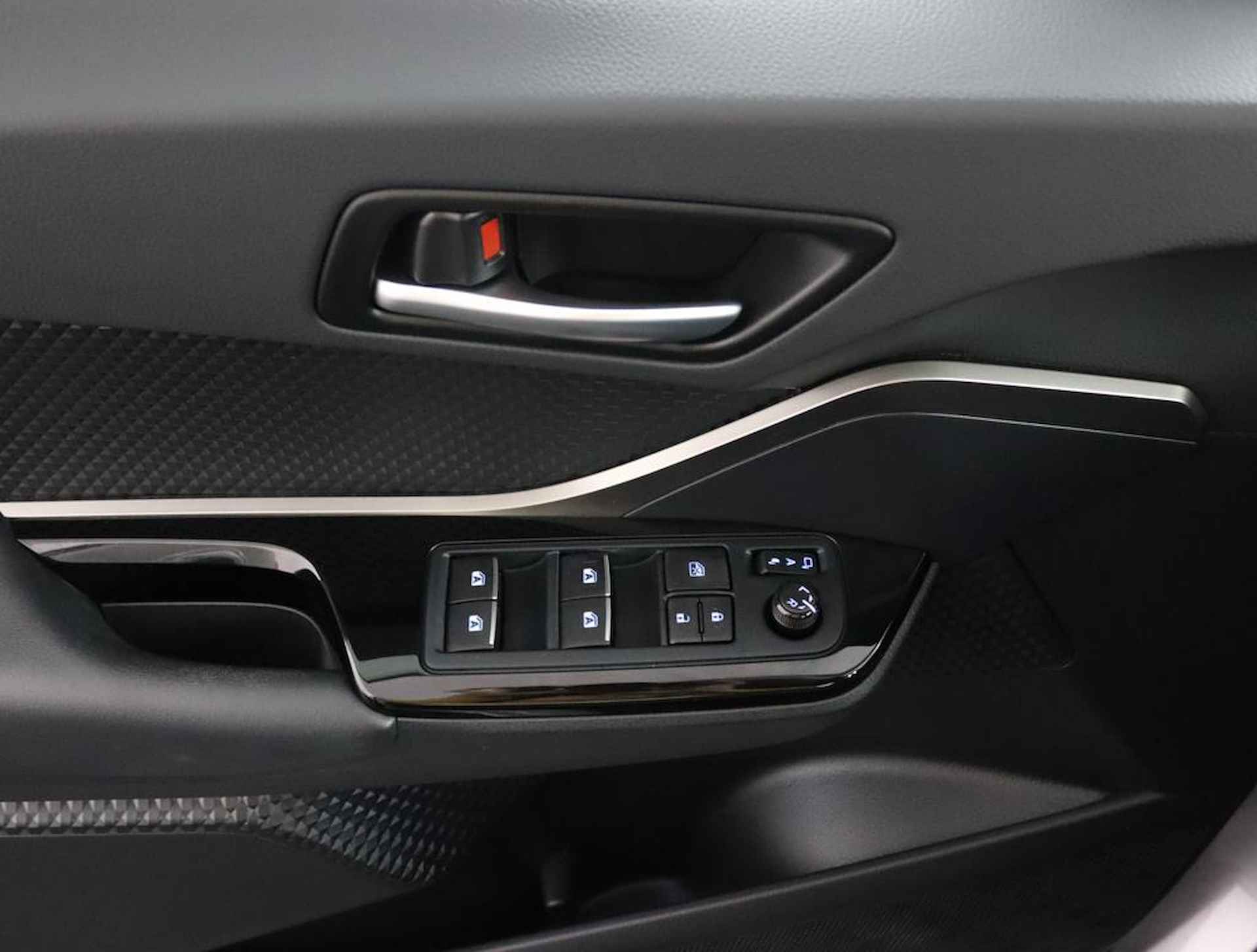 Toyota C-HR 1.8 Hybrid Style Ultimate | Navigatie | Parkeer sensoren voor + achter | Stoelverwarming | Stuurwielverwarming | JBL audio | - 24/48