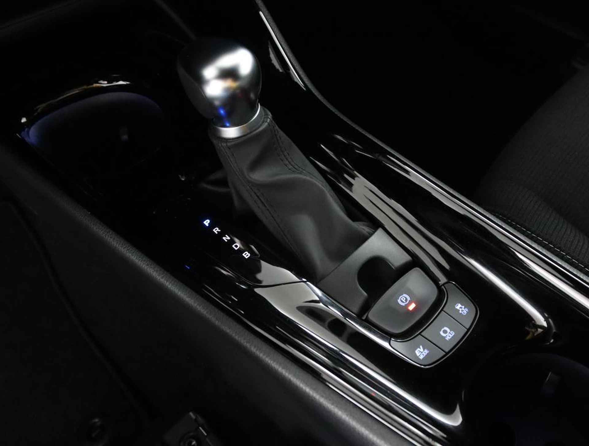 Toyota C-HR 1.8 Hybrid Style Ultimate | Navigatie | Parkeer sensoren voor + achter | Stoelverwarming | Stuurwielverwarming | JBL audio | - 43/48
