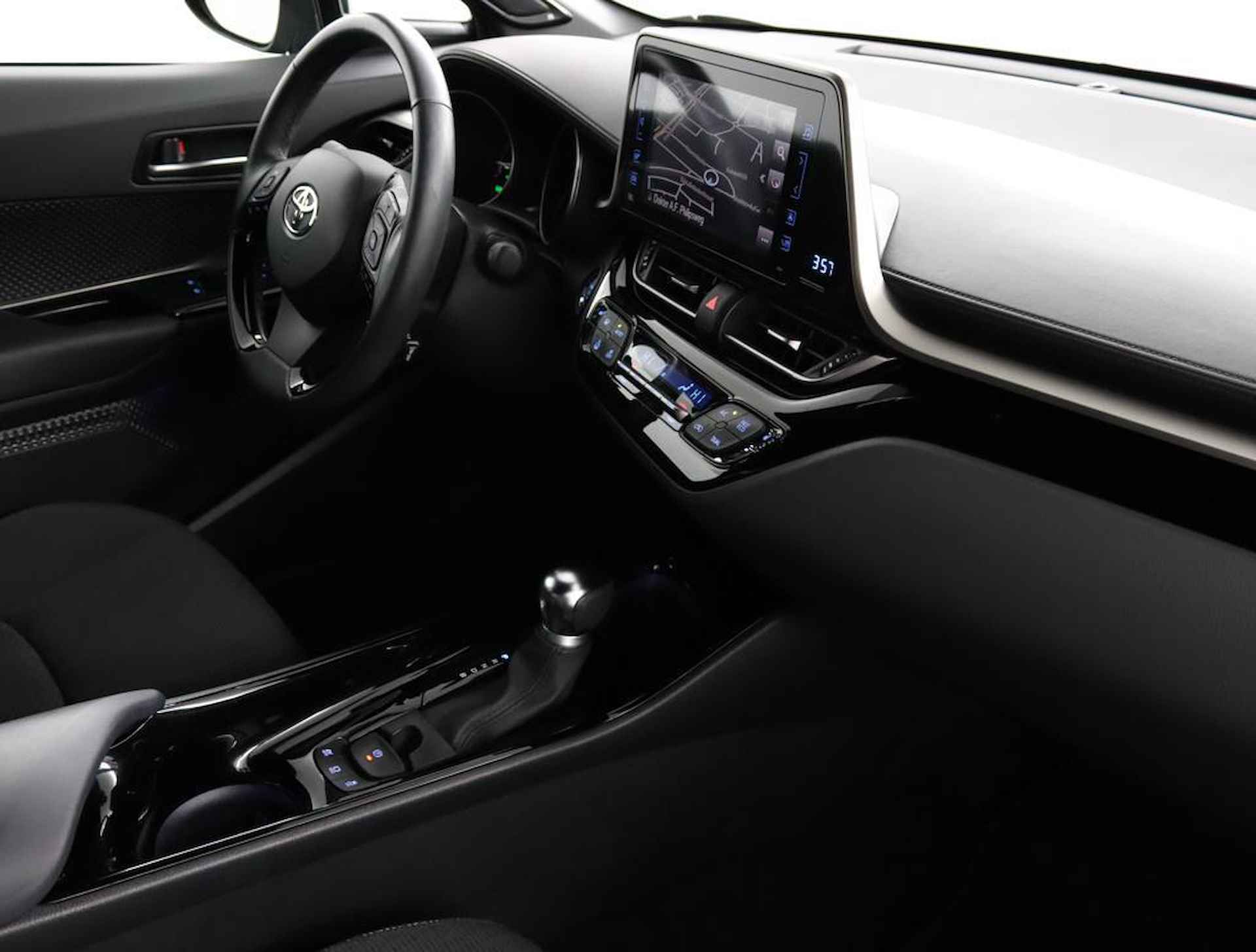 Toyota C-HR 1.8 Hybrid Style Ultimate | Navigatie | Parkeer sensoren voor + achter | Stoelverwarming | Stuurwielverwarming | JBL audio | - 44/48