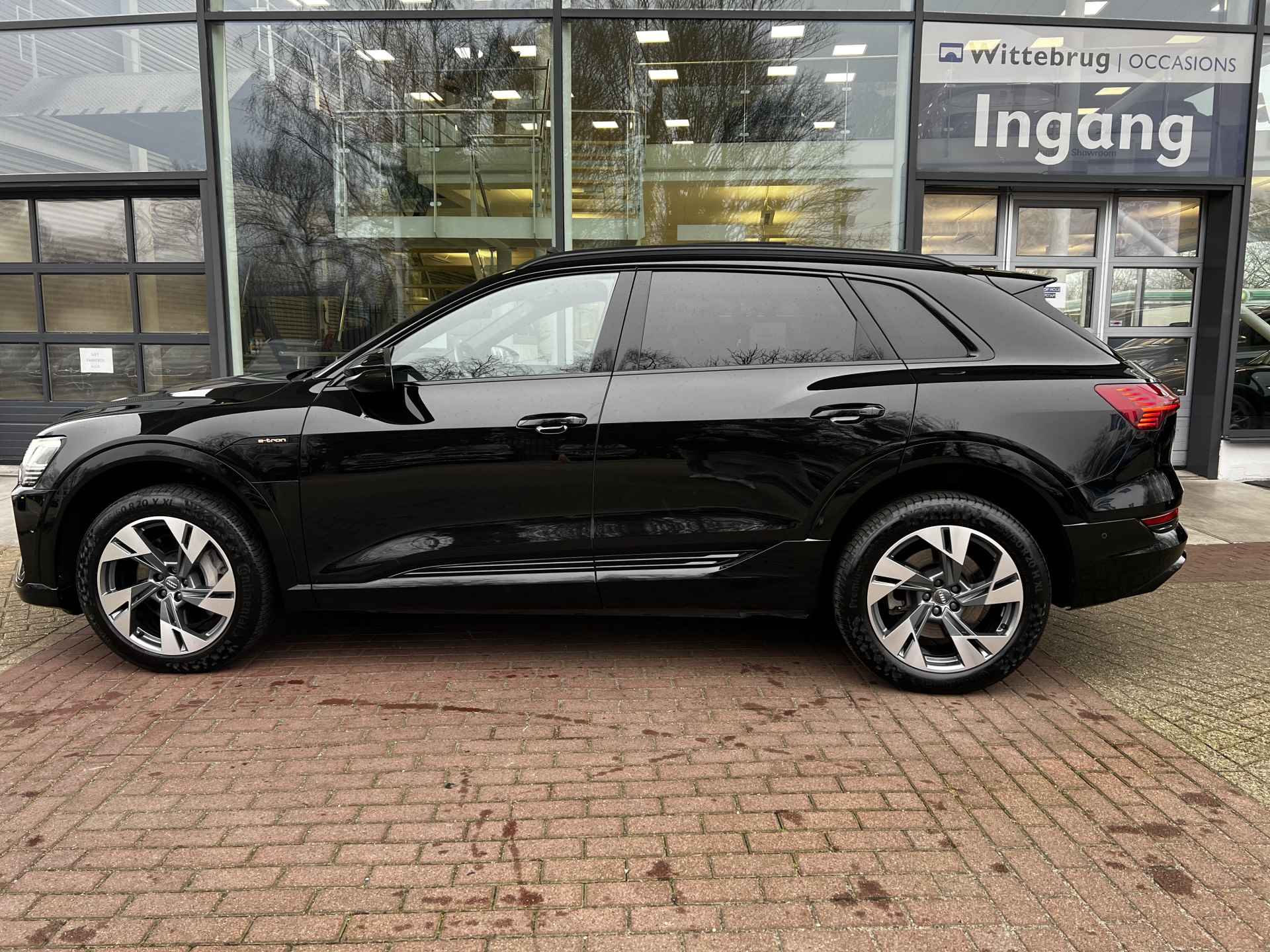 Audi e-tron e-tron 50 quattro Launch edition Black 71 kWh Met/allic/ Digitale Cockpit/ Led/ Panoramadak / S line Int. + Ext. / Elec. Klep/ Camera/ Clima/ Navi/  Parkeersensoren / 20 lmv - 12/38