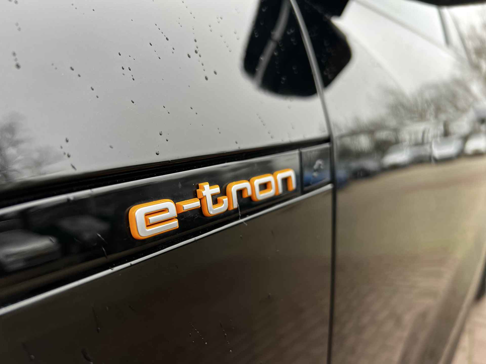 Audi e-tron e-tron 50 quattro Launch edition Black 71 kWh Met/allic/ Digitale Cockpit/ Led/ Panoramadak / S line Int. + Ext. / Elec. Klep/ Camera/ Clima/ Navi/  Parkeersensoren / 20 lmv - 16/38