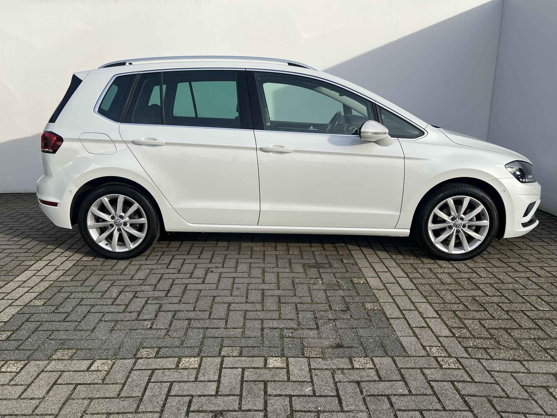 Volkswagen Golf Sportsvan 1.5 TSI ACT Highline | PANORAMADAK | NL AUTO | AFNEEMBARE TREKHAAK | NAVI | STOELVERWARMING | KEYLESS ENTRY | PARK ASSIST | - 9/35