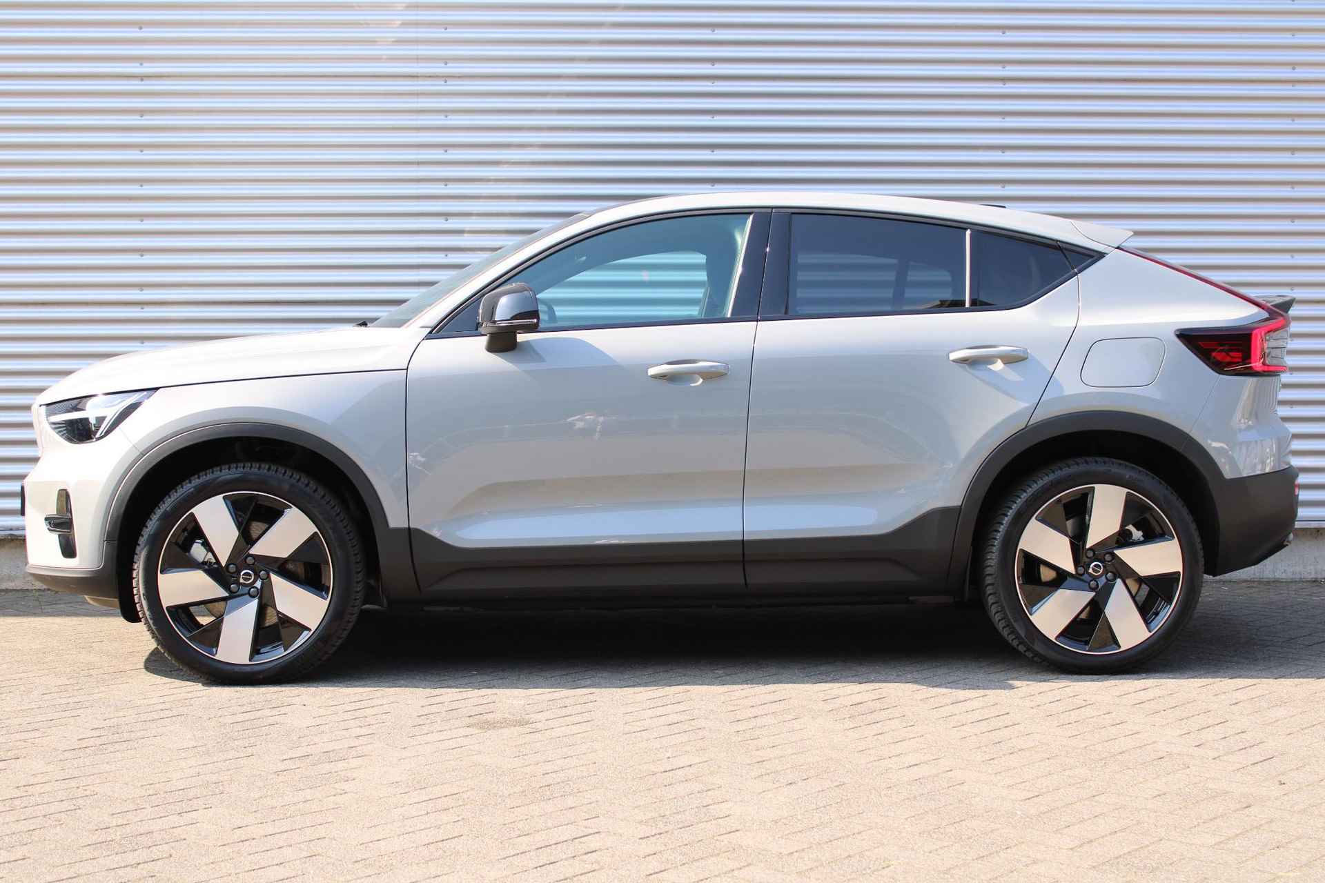 Volvo C40 Single Motor Extended Range Plus 82 kWh Keyless Entry, Elektrische Achterklep, BLIS Dodehoekdetectie, Stoelverwarming, Stuurverwarming, Park Assist Voor & Achter incl. Achteruitrijcamera, 19" Lichtmetalen Velgen, Google Services - 8/24