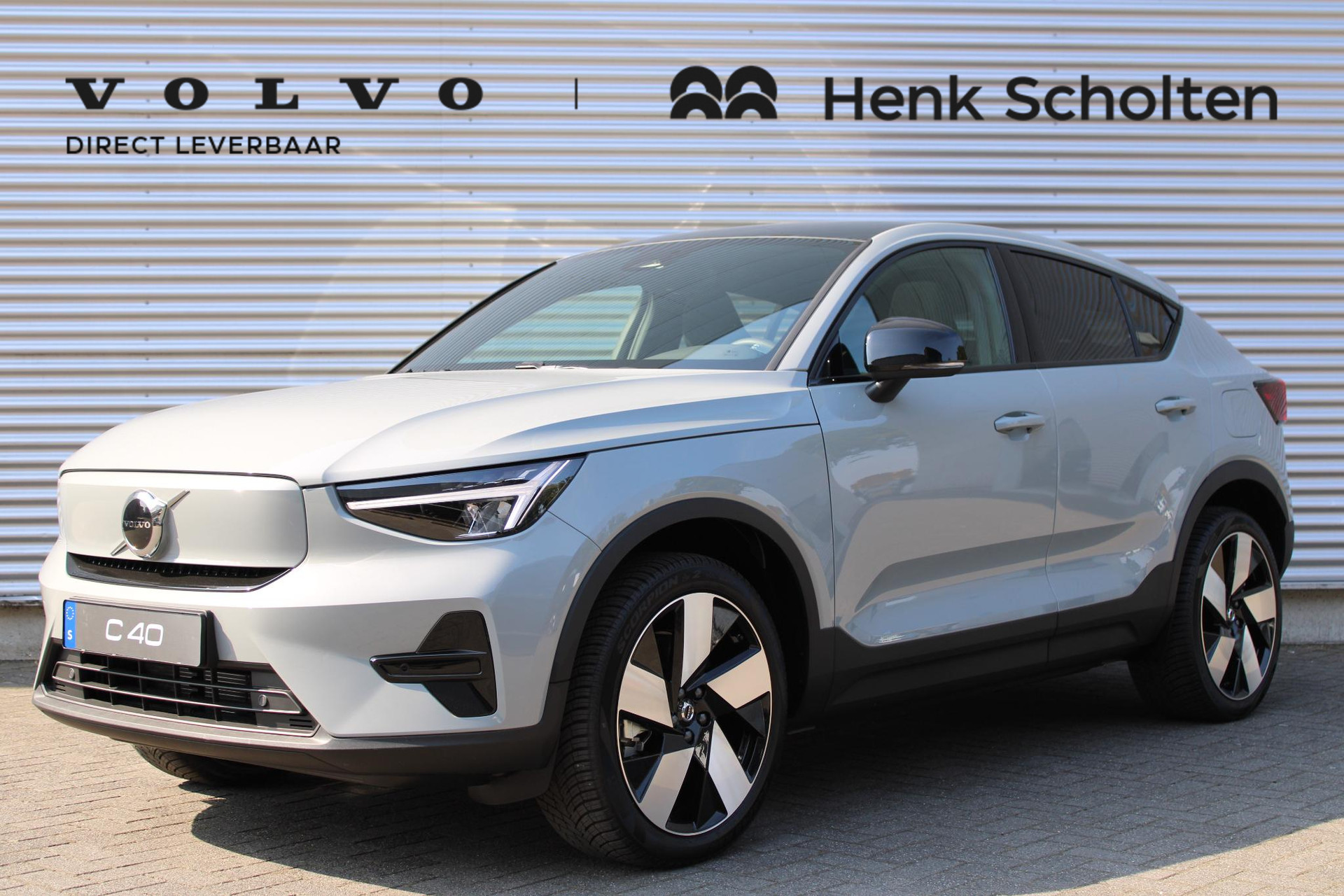 Volvo C40 Single Motor Extended Range Plus 82 kWh Keyless Entry, Elektrische Achterklep, BLIS Dodehoekdetectie, Stoelverwarming, Stuurverwarming, Park Assist Voor & Achter incl. Achteruitrijcamera, 19" Lichtmetalen Velgen, Google Services