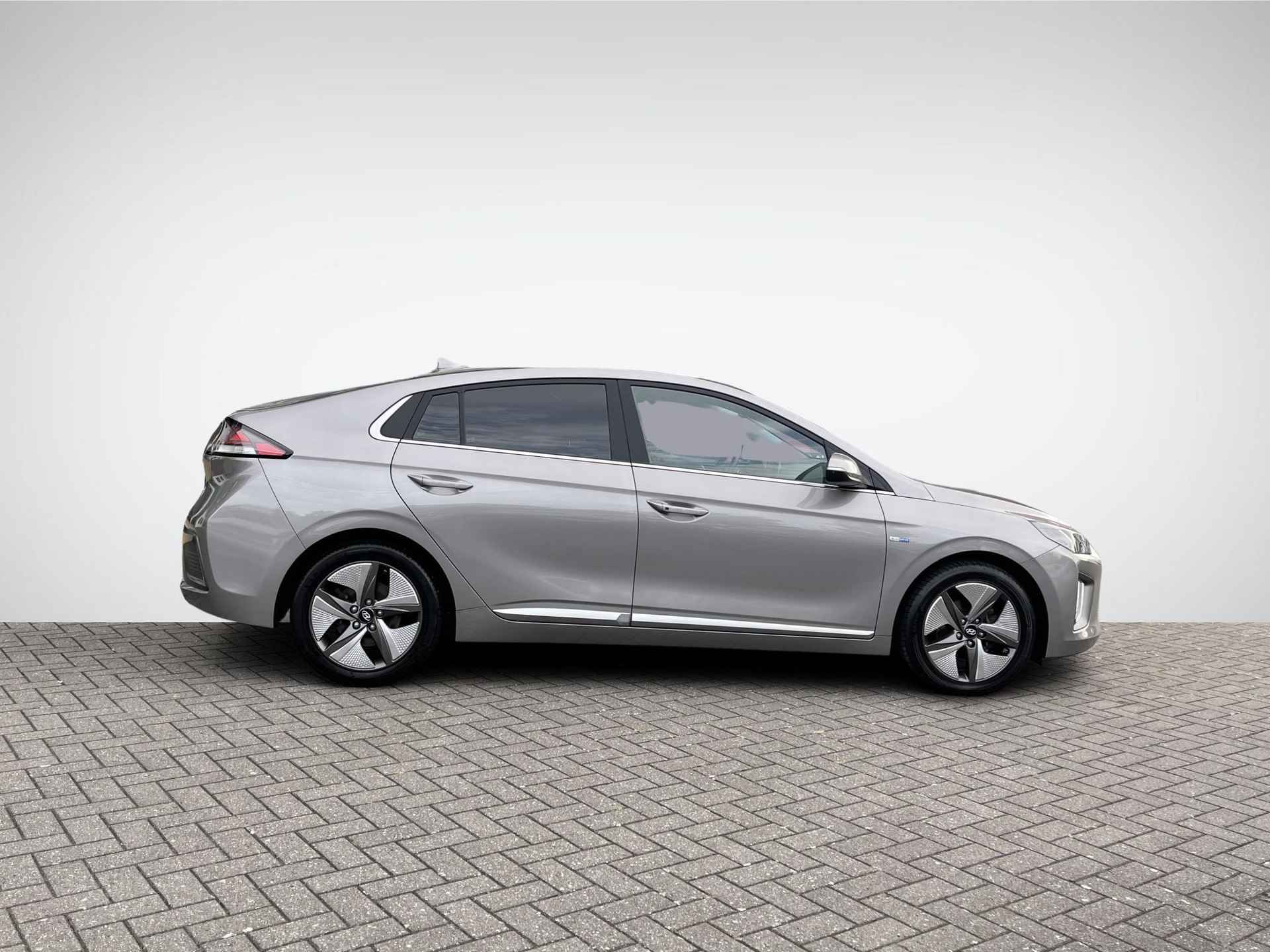 Hyundai IONIQ 1.6 GDi Comfort Plus | Adapt. Cruise Control | Apple Carplay/Android Auto | Keyless Entry | Navigatie | Camera | Premium Audio | Rijklaarprijs! - 3/26