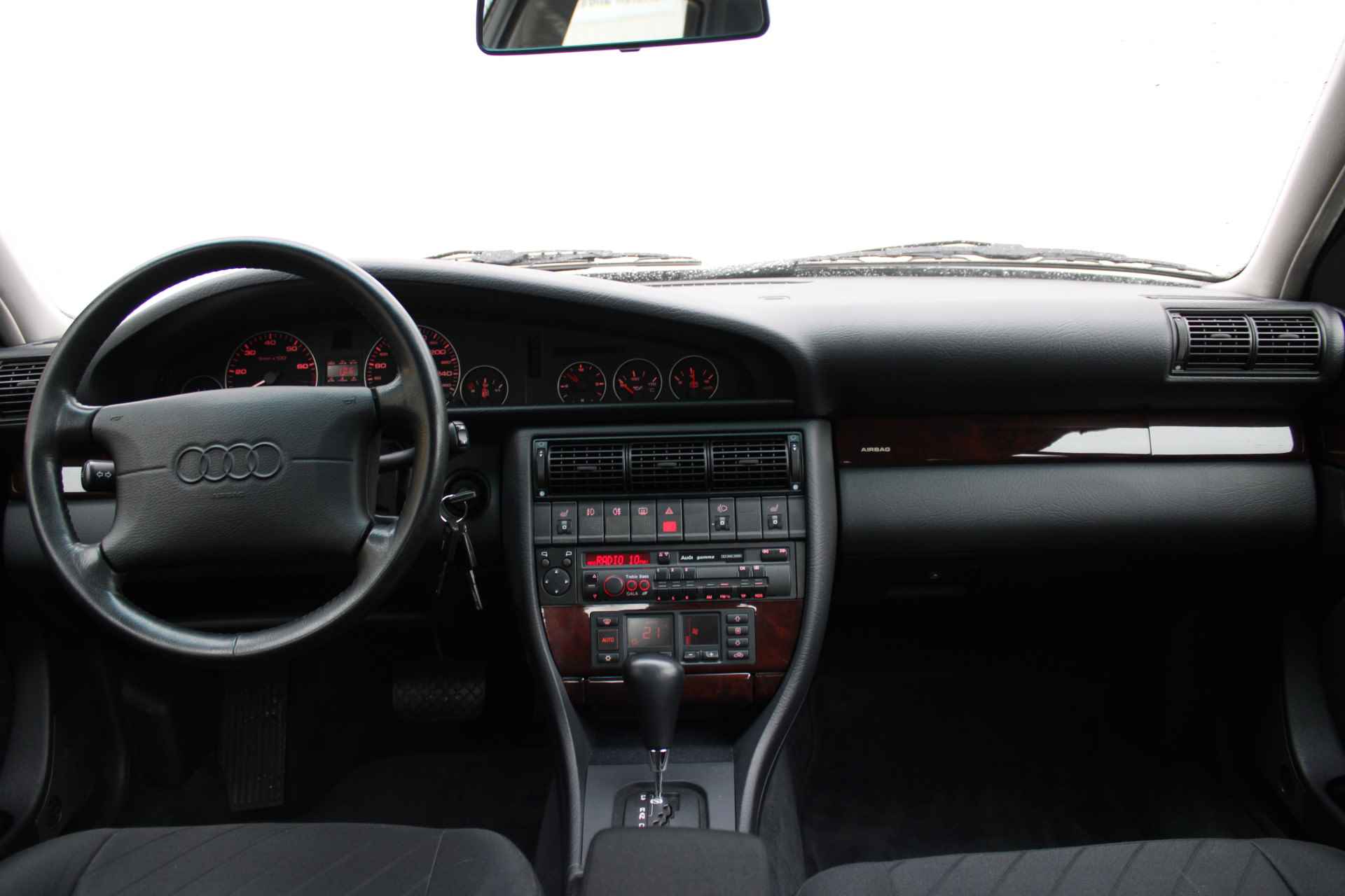 Audi A6 Limousine 2.6 V6 150PK Automaat (Youngtimer, ook in 2024!) | Volledige Onderhoudshistorie Aanwezig | - 13/64