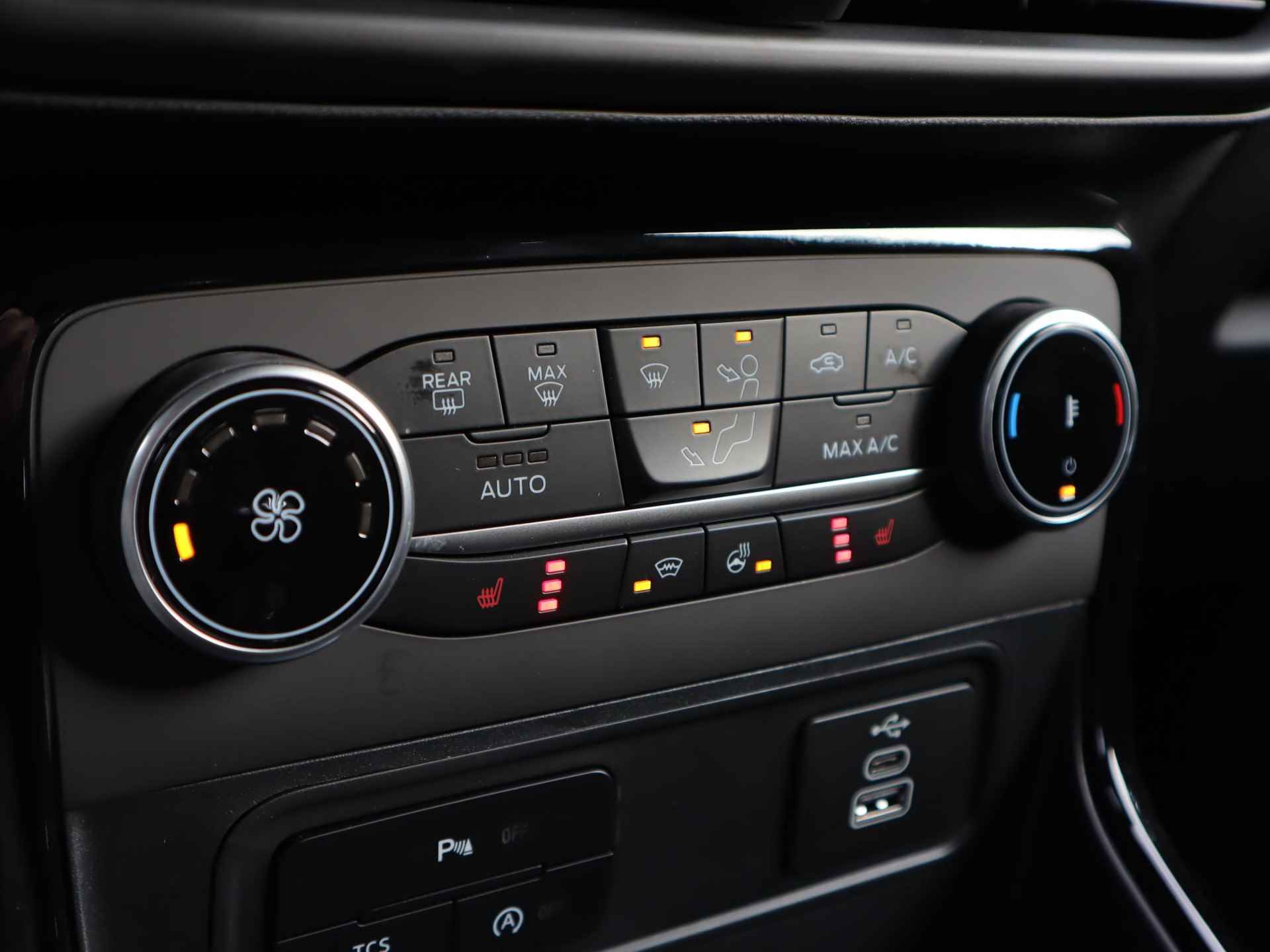Ford EcoSport 1.0 EcoBoost ST-Line 125pk | DEMO | Stoel- stuur en voorruitverwarming | BLISS | Navigatie | 17inch lichtmetalen velgen | Parkeer sensoren voor en achter | Achteruitrij camera | B&O Audio - 43/57