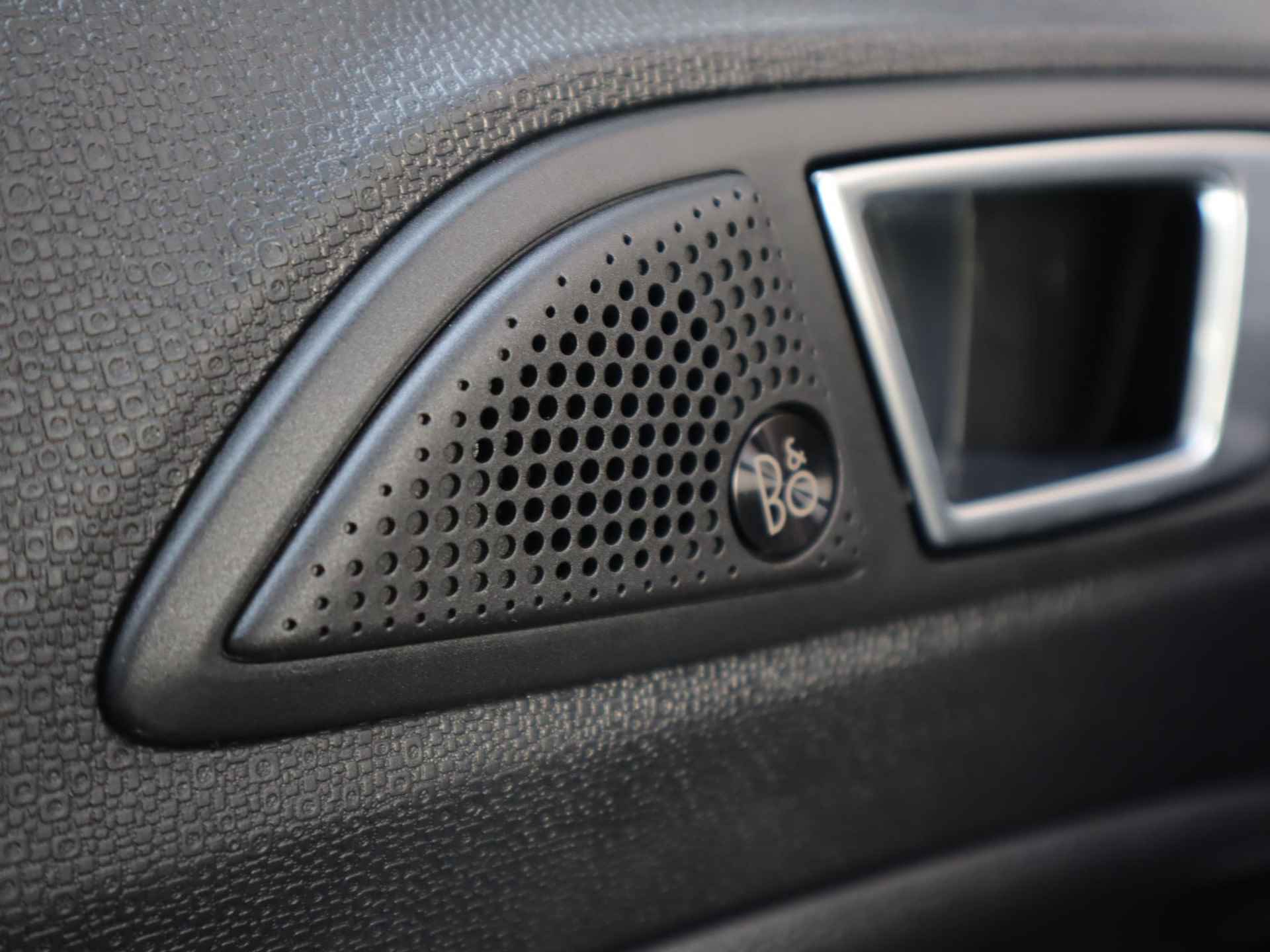 Ford EcoSport 1.0 EcoBoost ST-Line 125pk | DEMO | Stoel- stuur en voorruitverwarming | BLISS | Navigatie | 17inch lichtmetalen velgen | Parkeer sensoren voor en achter | Achteruitrij camera | B&O Audio - 47/57