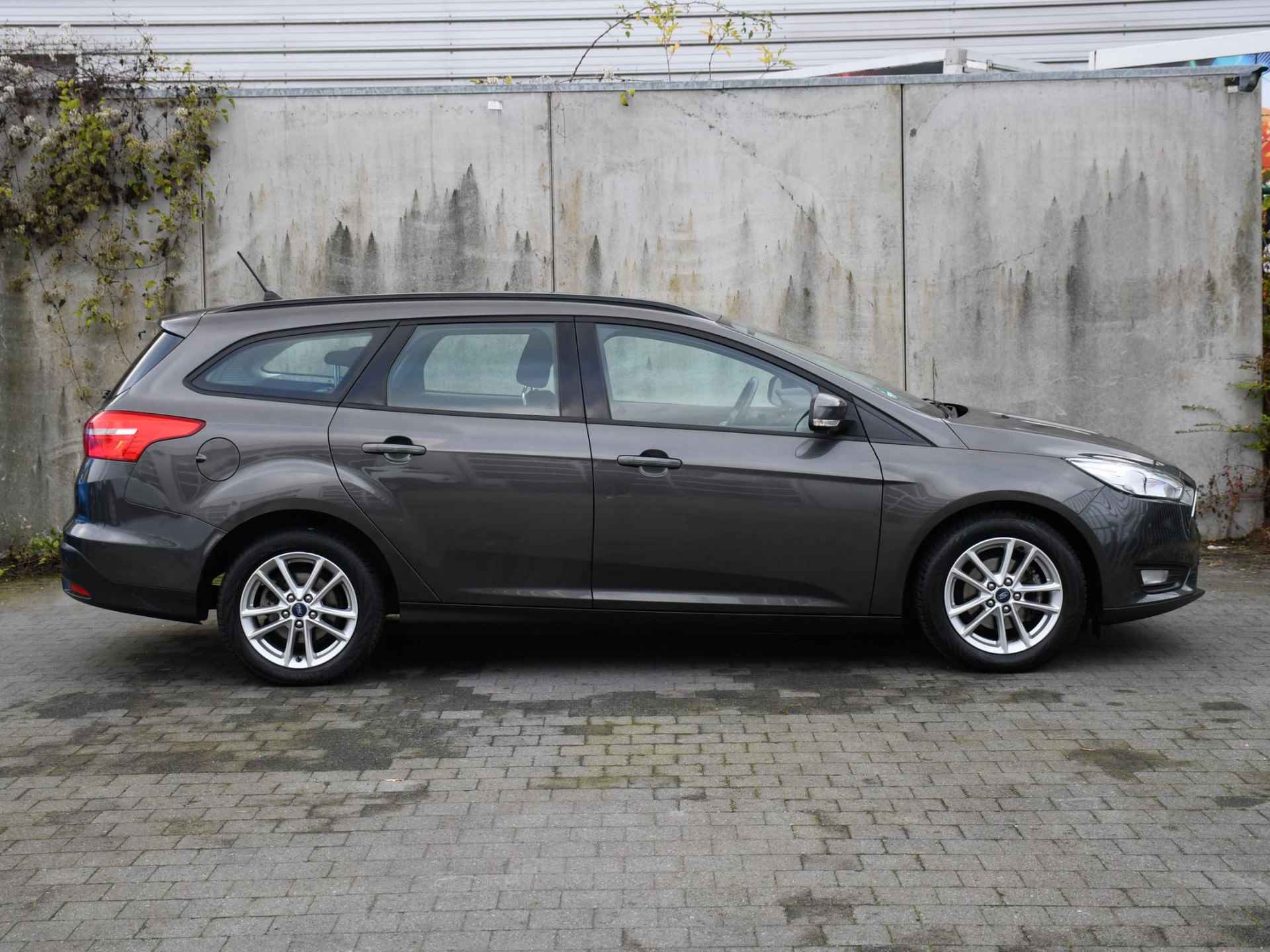 Ford Focus Wagon Lease Edition 1.0 100pk PDC ACHTER | NAVI | CRUISE.C | APPLE-CARPLAY | QUICK CLEAR | 16''LM - 3/30