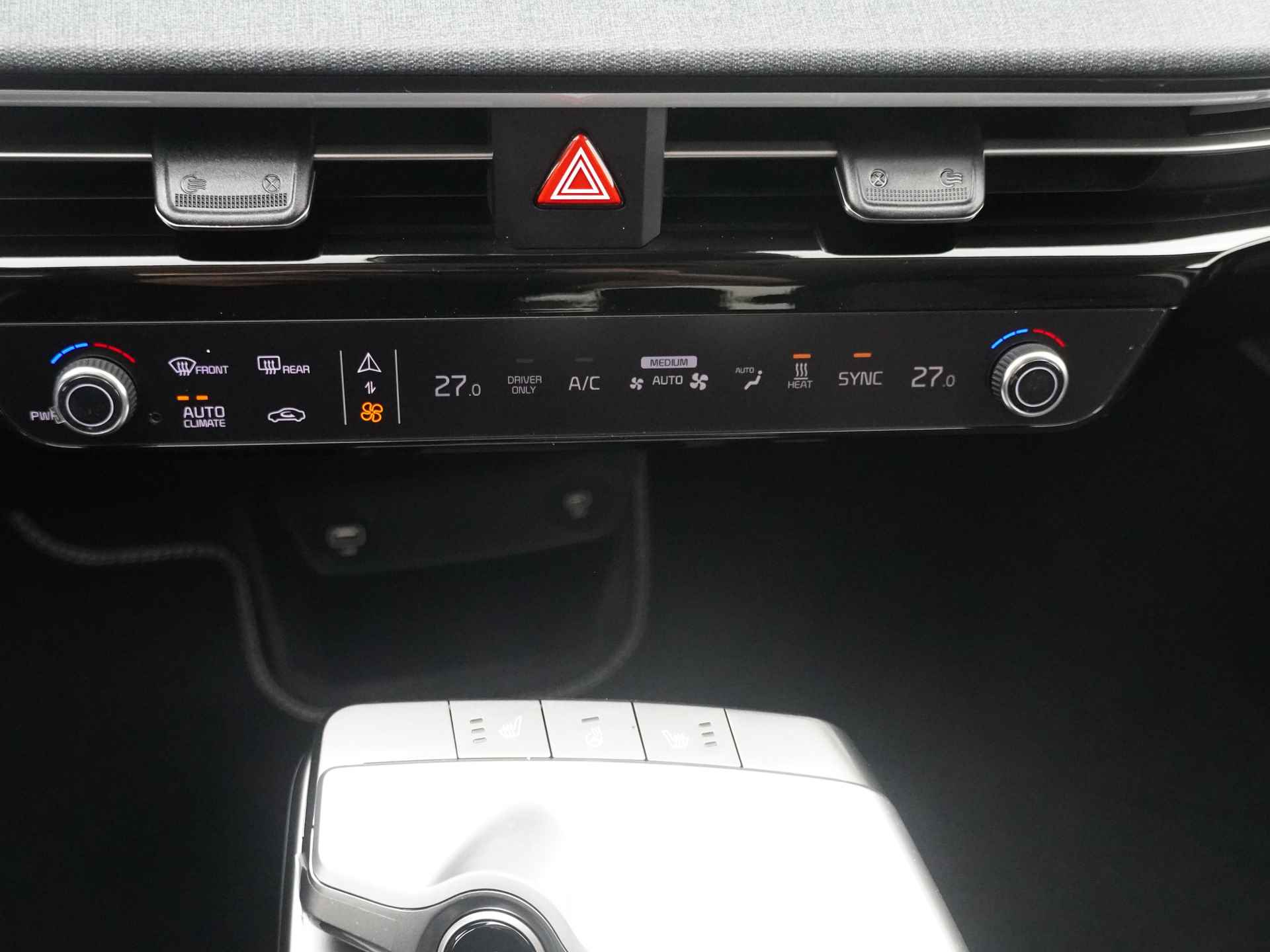 Kia Ev6 Light Edition 58 kWh - Achteruitrijcamera - Apple CarPlay/Android Auto - Cruise Control Adaptief - Led Koplampen - Batterijverwarming - Fabrieksgarantie tot 2031 - 31/47