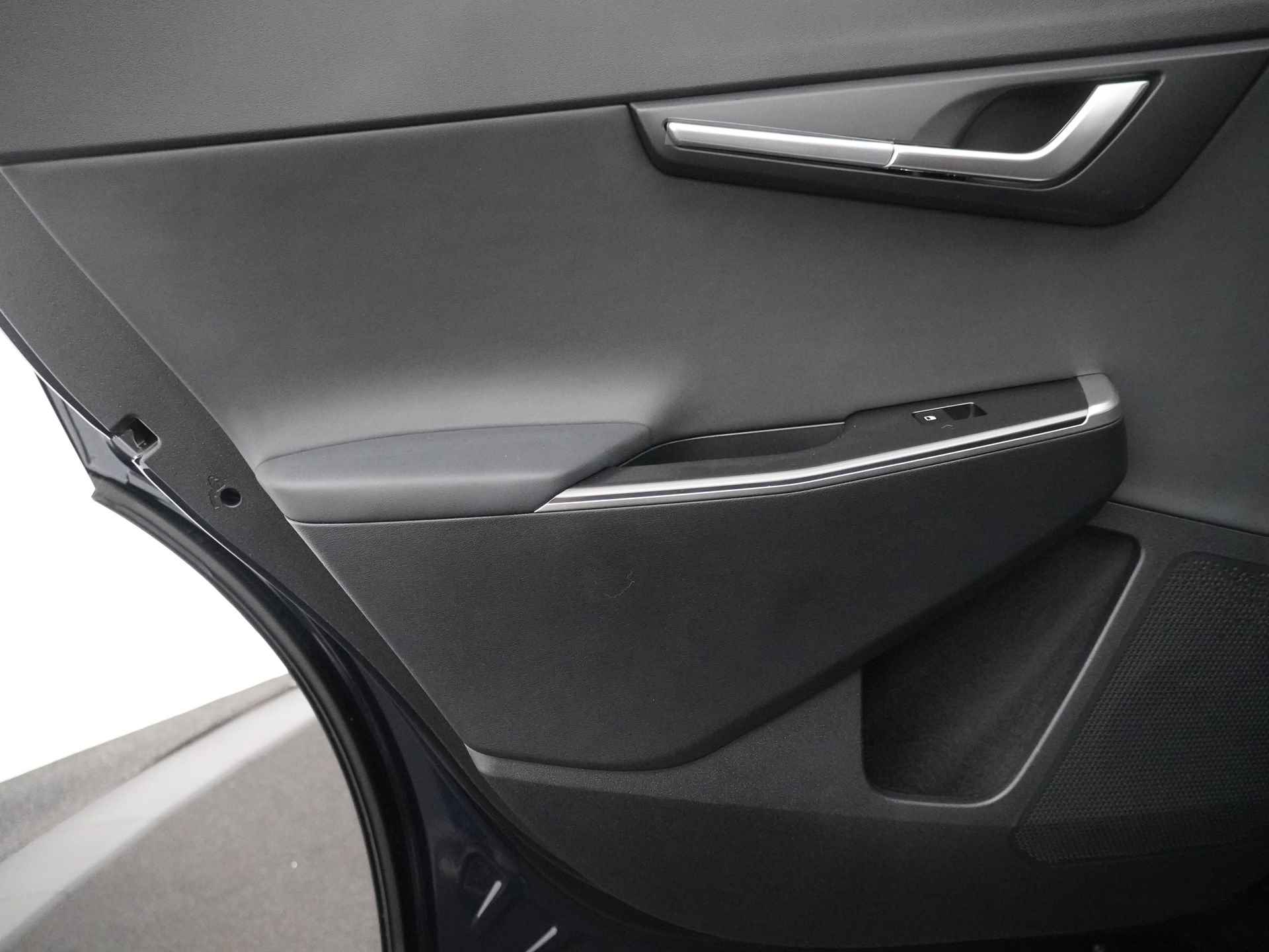 Kia Ev6 Light Edition 58 kWh - Achteruitrijcamera - Apple CarPlay/Android Auto - Cruise Control Adaptief - Led Koplampen - Batterijverwarming - Fabrieksgarantie tot 2031 - 36/47