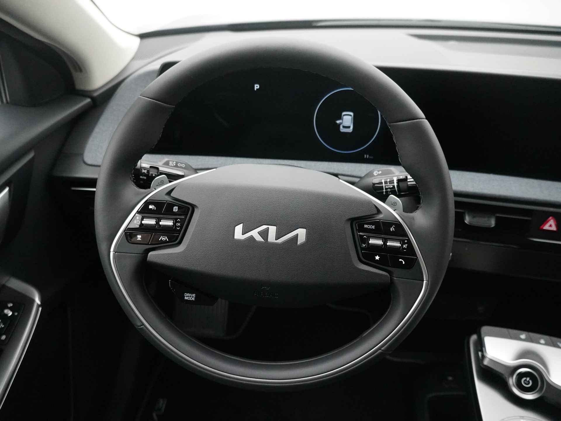 Kia Ev6 Light Edition 58 kWh - Achteruitrijcamera - Apple CarPlay/Android Auto - Cruise Control Adaptief - Led Koplampen - Batterijverwarming - Fabrieksgarantie tot 2031 - 38/47