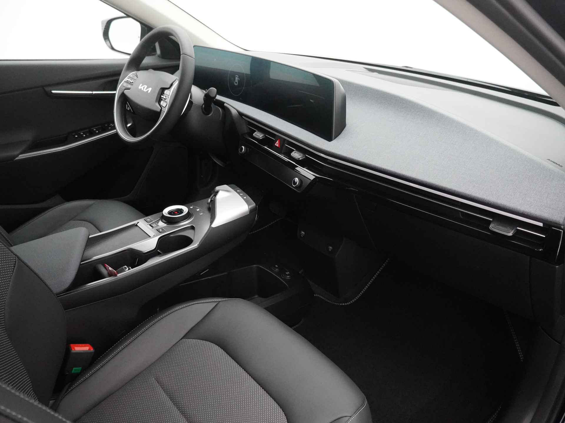 Kia Ev6 Light Edition 58 kWh - Achteruitrijcamera - Apple CarPlay/Android Auto - Cruise Control Adaptief - Led Koplampen - Batterijverwarming - Fabrieksgarantie tot 2031 - 40/47