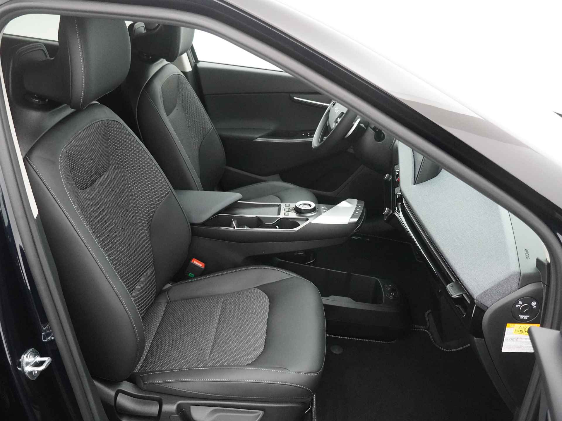 Kia Ev6 Light Edition 58 kWh - Achteruitrijcamera - Apple CarPlay/Android Auto - Cruise Control Adaptief - Led Koplampen - Batterijverwarming - Fabrieksgarantie tot 2031 - 41/47