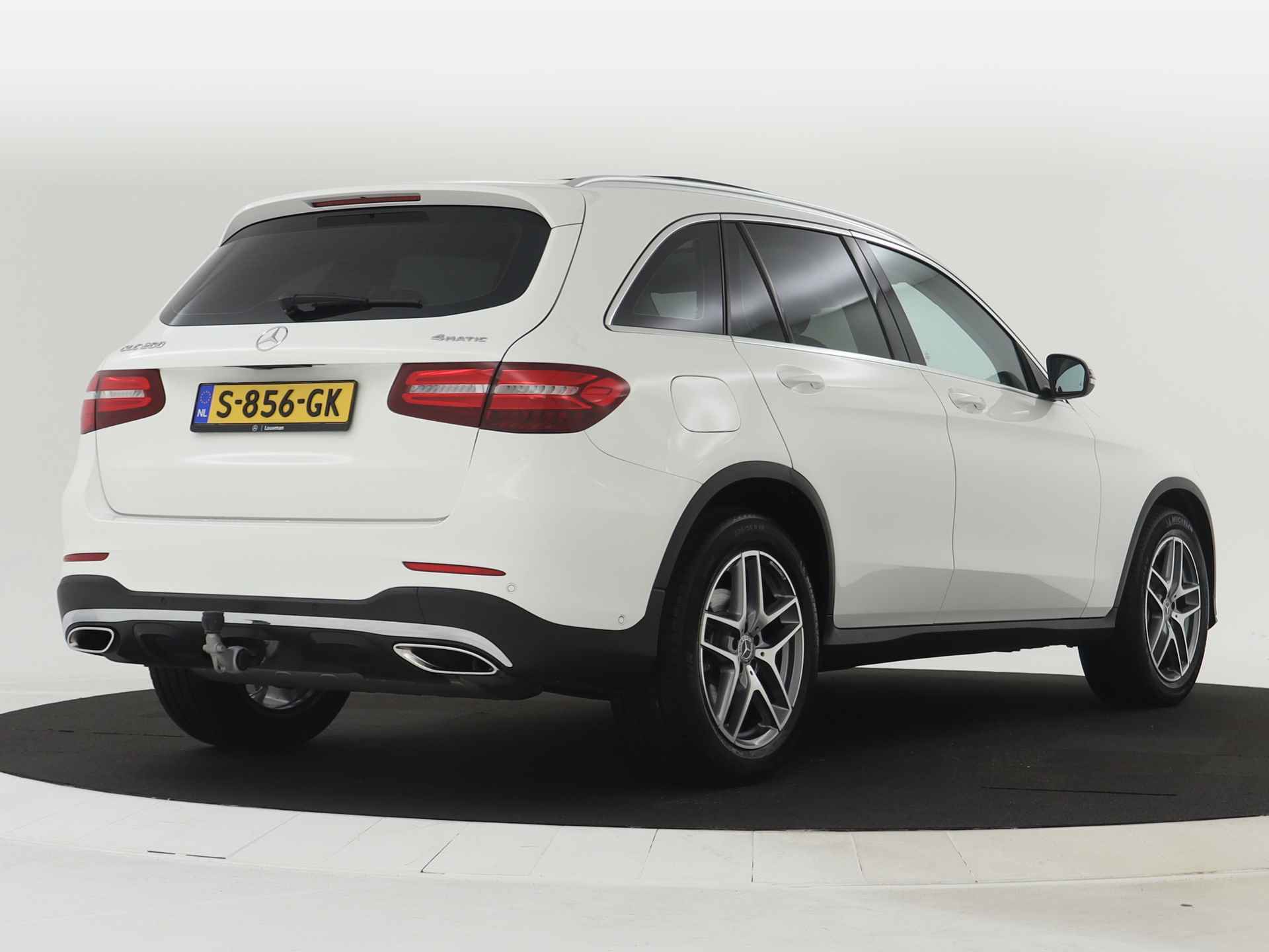 Mercedes-Benz GLC 250 4MATIC Premium Plus AMG | Panoramadak | Trekhaak | Navigatie | Camera | Stoelverwarming | - 3/47