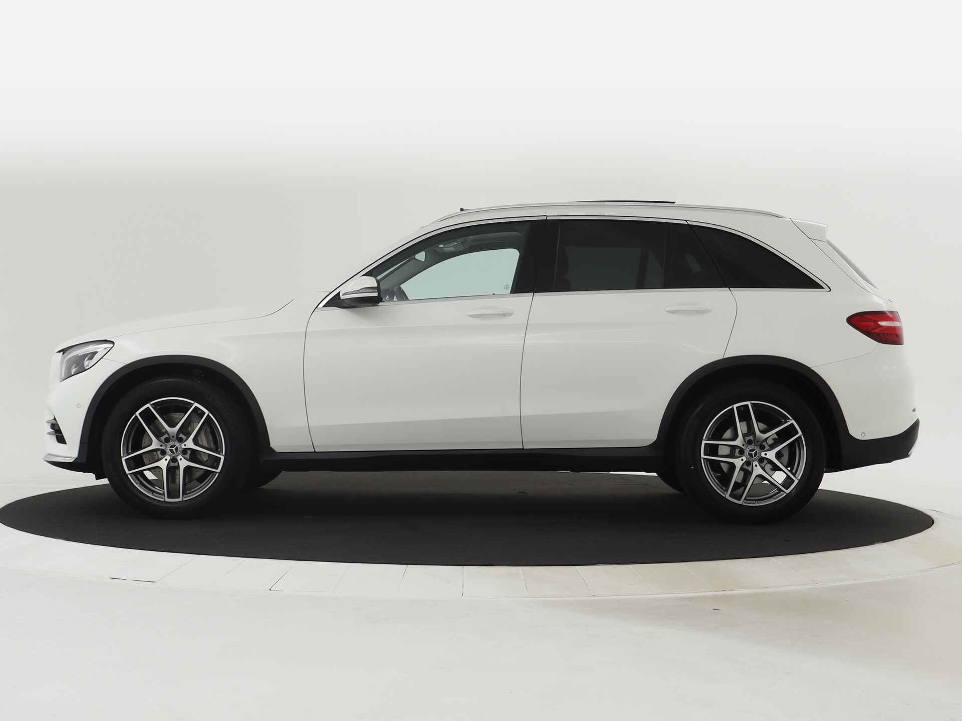 Mercedes-Benz GLC 250 4MATIC Premium Plus AMG | Panoramadak | Trekhaak | Navigatie | Camera | Stoelverwarming | - 4/47