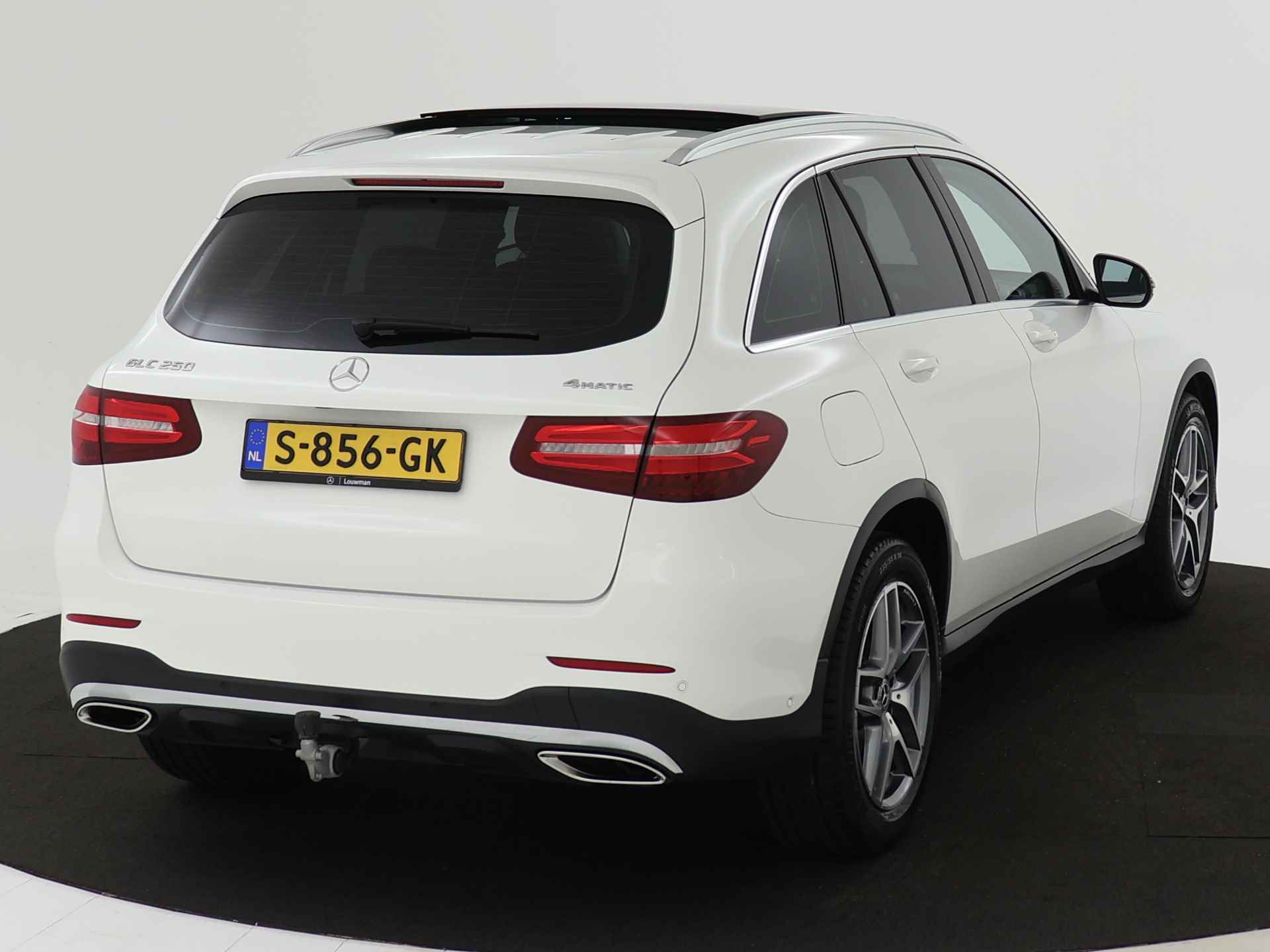 Mercedes-Benz GLC 250 4MATIC Premium Plus AMG | Panoramadak | Trekhaak | Navigatie | Camera | Stoelverwarming | - 18/47