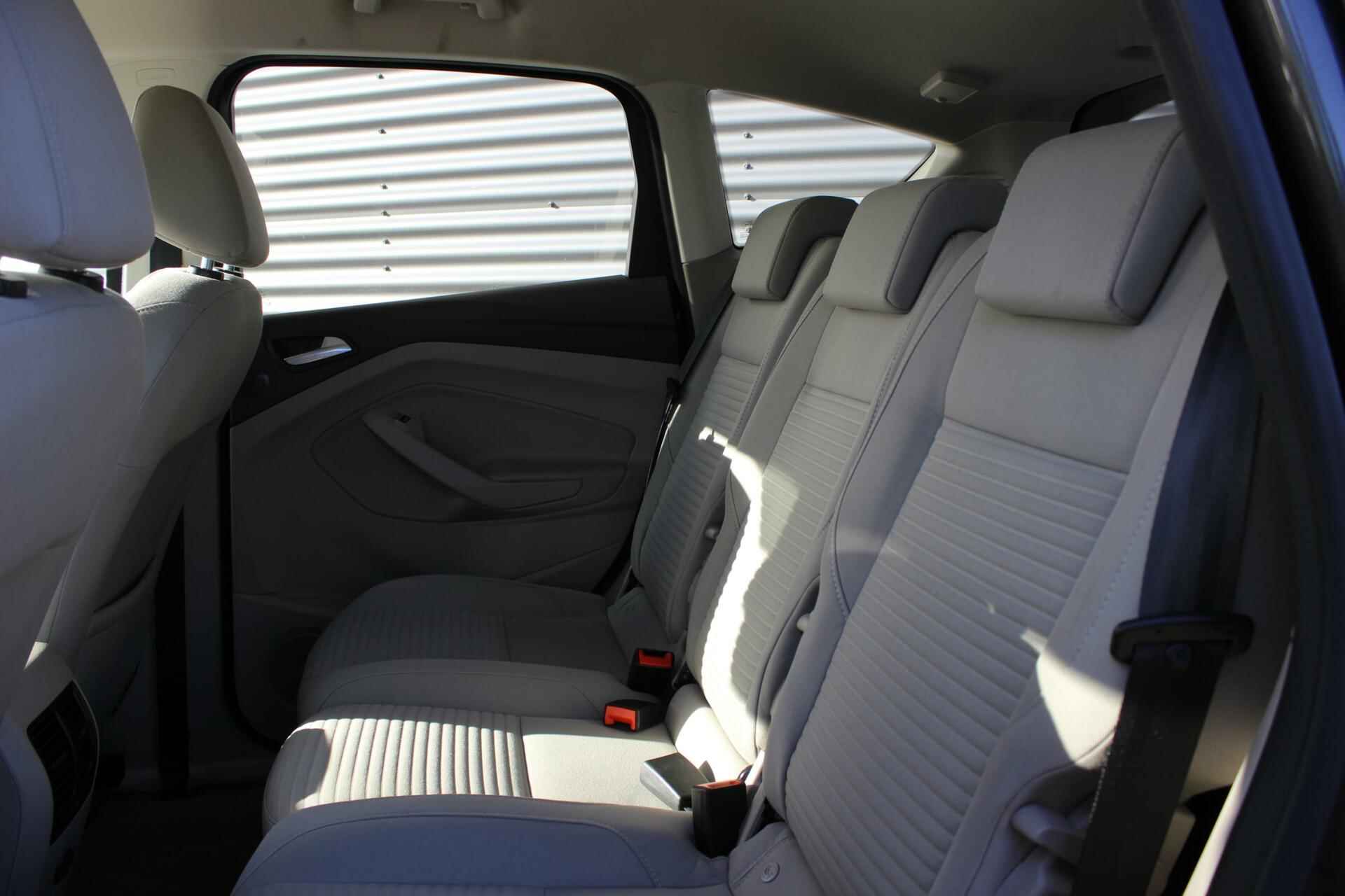 Ford C-Max 1.5 Titanium // Trekhaak - Navigatie - Camera - Apple CarPlay & Android Auto - Cruise control - 12/22