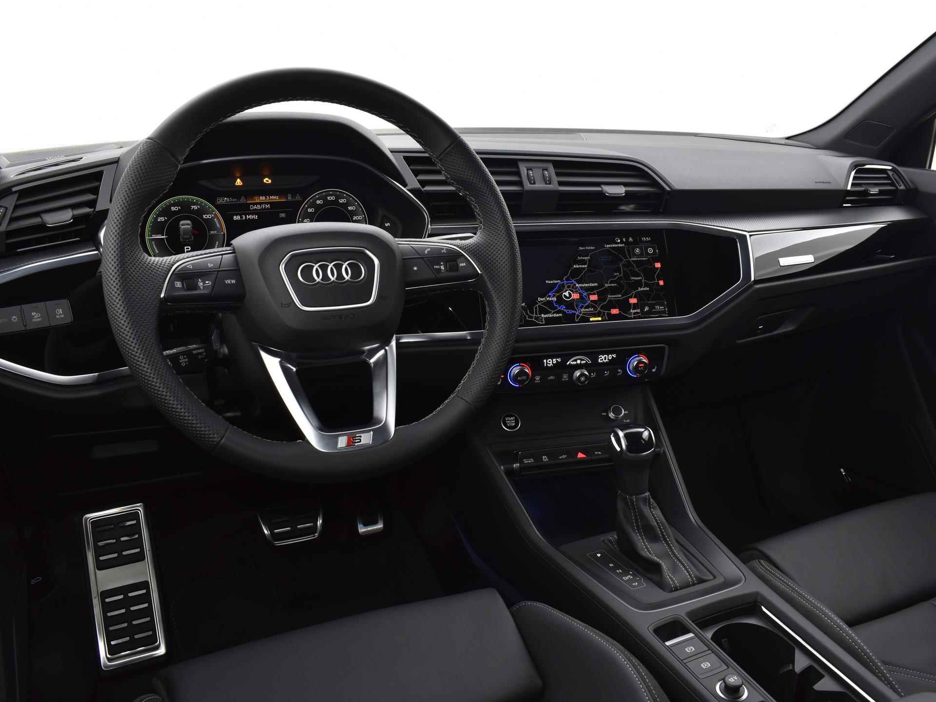 Audi Q3 S edition 45 TFSI e 245 PK · 20'' Velgen · Glazen panorama dak · Lederen bekleding · Assistentiepakket · Sonos · - 3/35