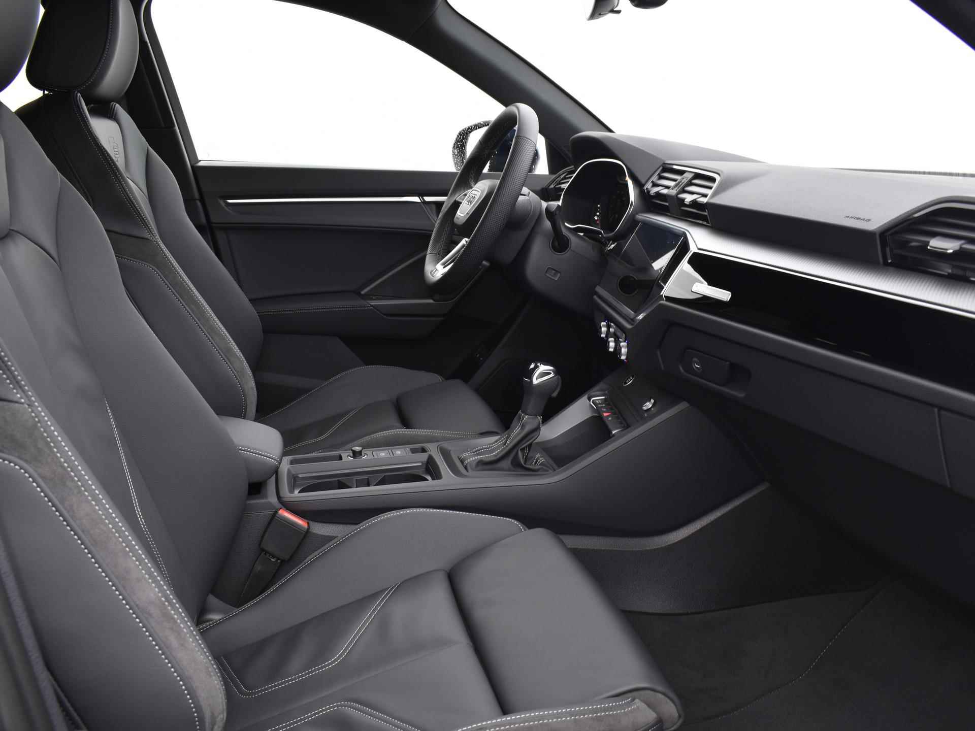 Audi Q3 S edition 45 TFSI e 245 PK · 20'' Velgen · Glazen panorama dak · Lederen bekleding · Assistentiepakket · Sonos · - 17/35