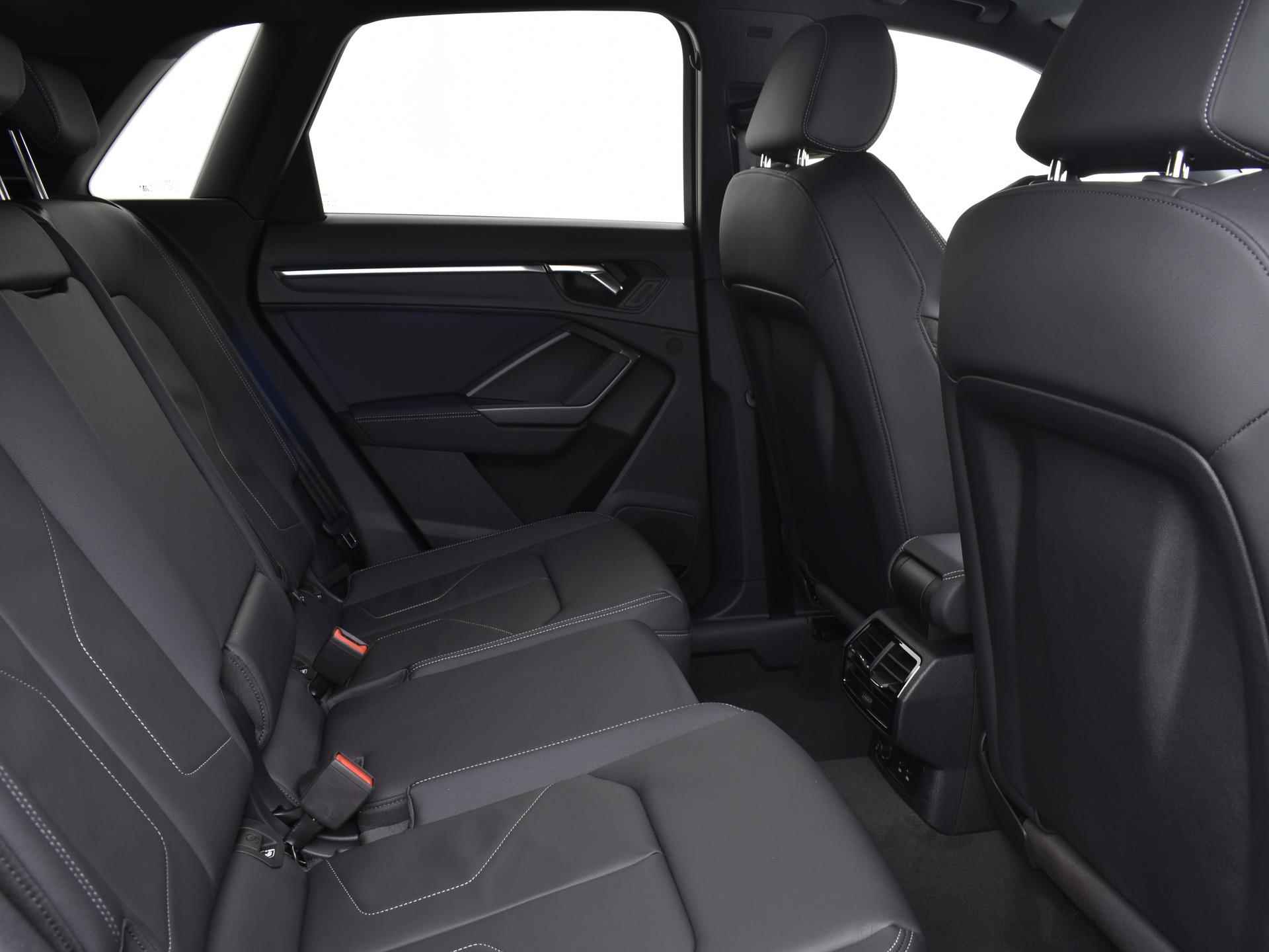 Audi Q3 S edition 45 TFSI e 245 PK · 20'' Velgen · Glazen panorama dak · Lederen bekleding · Assistentiepakket · Sonos · - 19/35