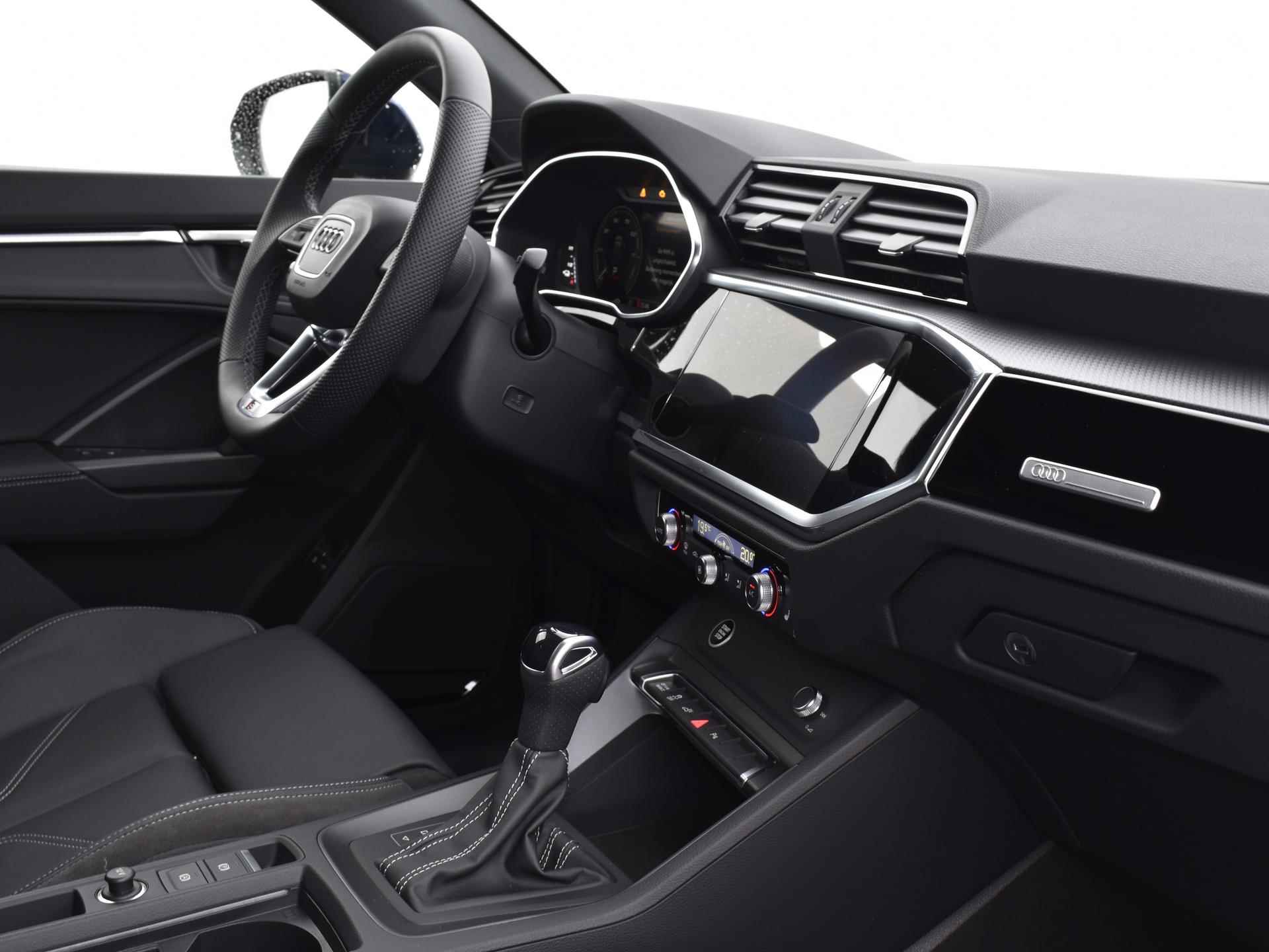 Audi Q3 S edition 45 TFSI e 245 PK · 20'' Velgen · Glazen panorama dak · Lederen bekleding · Assistentiepakket · Sonos · - 20/35