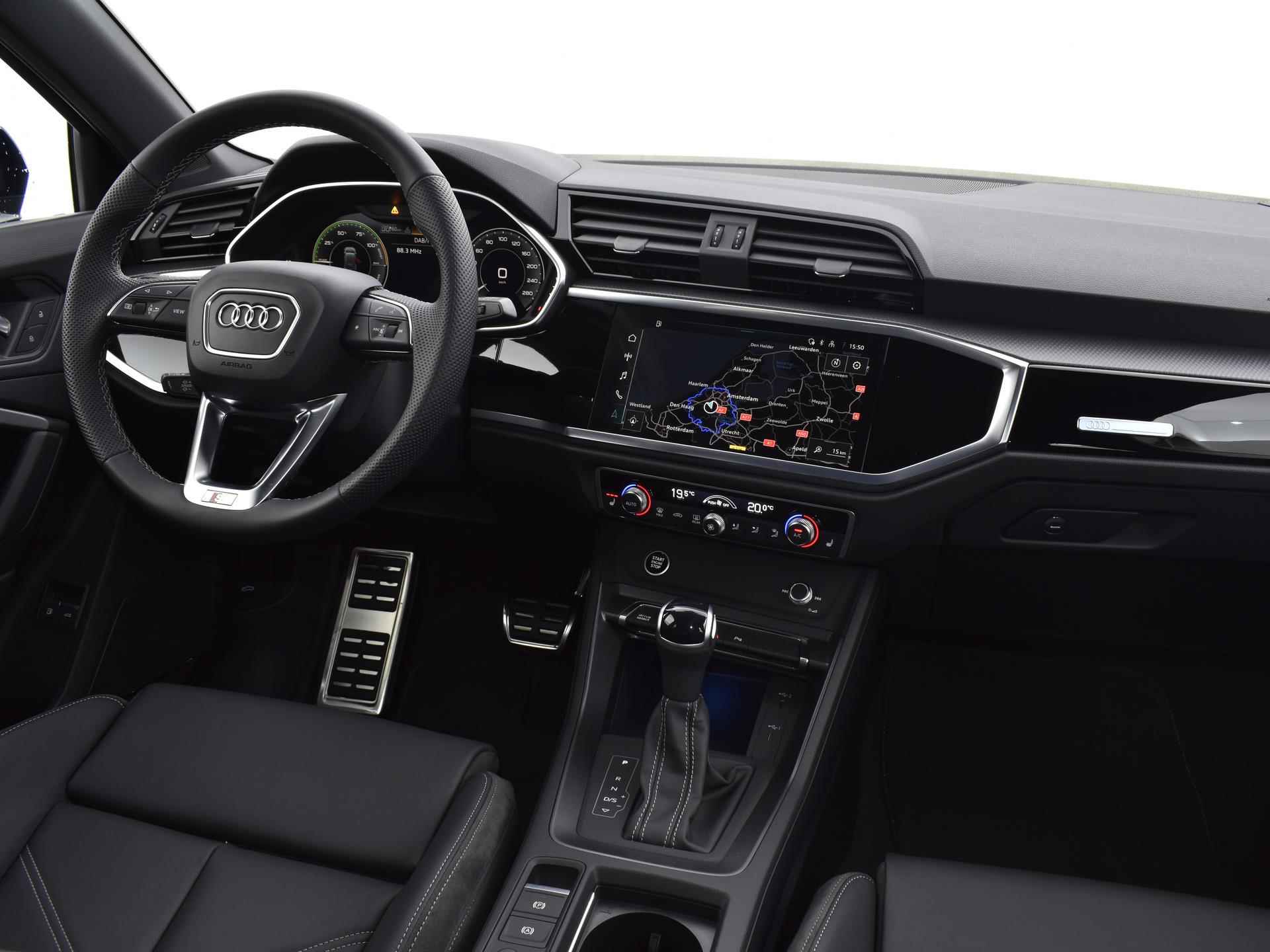 Audi Q3 S edition 45 TFSI e 245 PK · 20'' Velgen · Glazen panorama dak · Lederen bekleding · Assistentiepakket · Sonos · - 21/35