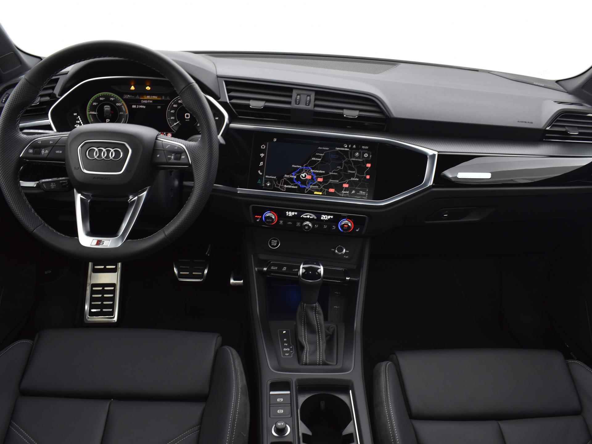 Audi Q3 S edition 45 TFSI e 245 PK · 20'' Velgen · Glazen panorama dak · Lederen bekleding · Assistentiepakket · Sonos · - 23/35