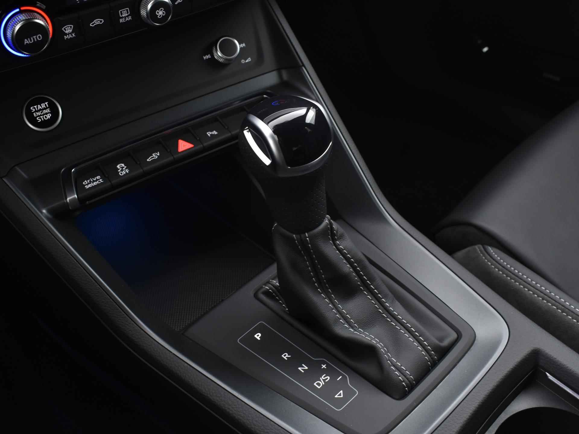 Audi Q3 S edition 45 TFSI e 245 PK · 20'' Velgen · Glazen panorama dak · Lederen bekleding · Assistentiepakket · Sonos · - 32/35