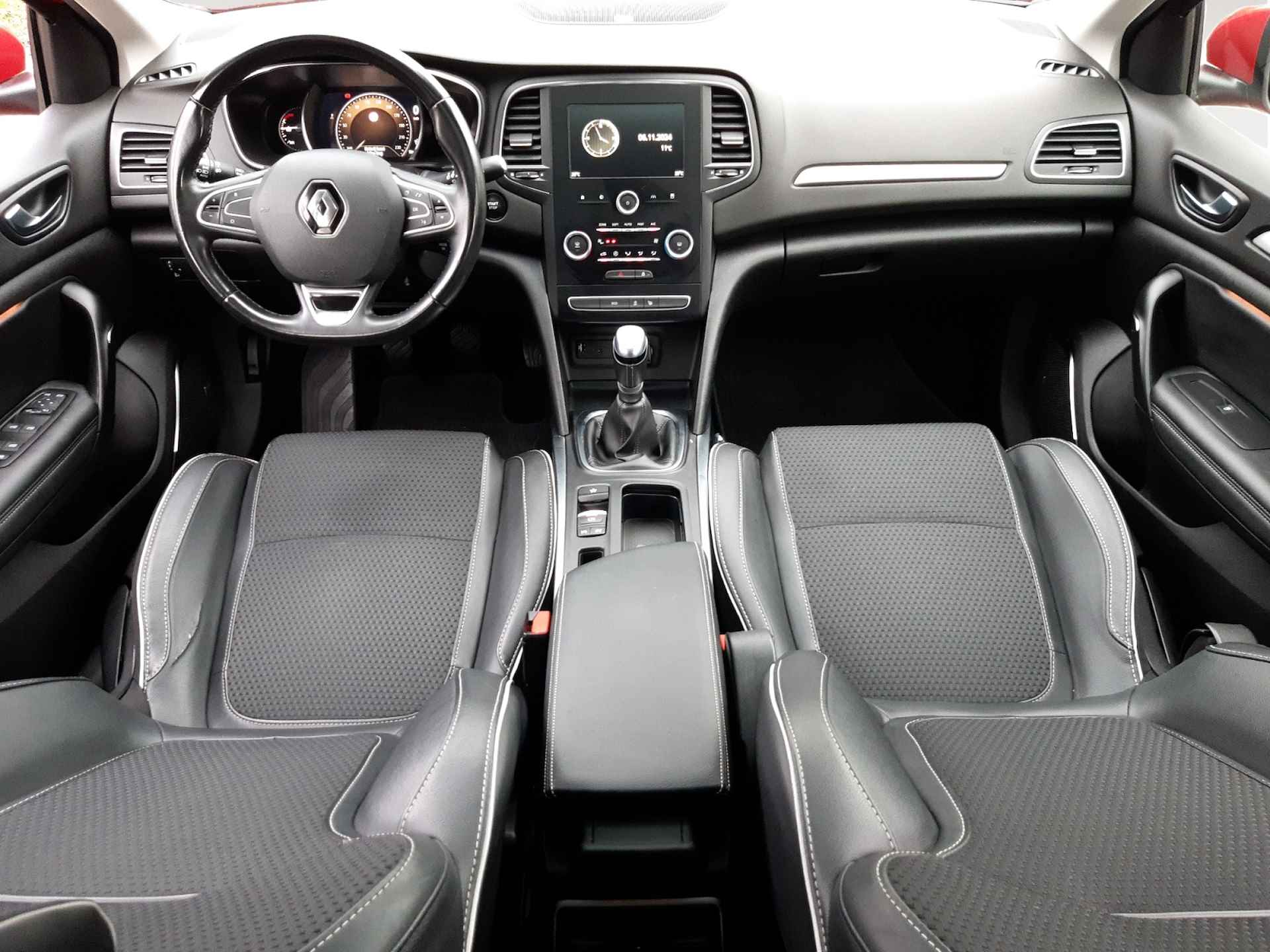 Renault Mégane Estate 1.3 TCe Bose (116 PK) 1e-Eig, Renault-Dealer-Onderh, 12-Mnd-BOVAG, NL-Auto, Leer, Panoramadak, Parelmoer, Navigatie/Apple-Carplay/Android-Auto, Cruisecontrol, Keyless-Entry/Start, Achteruitrijcamera, Parkeersensor Premium-Audio, DAB, Licht-Zicht-Pakket, Lm-Velgen-17Inch, Privacy-Glas - 3/40