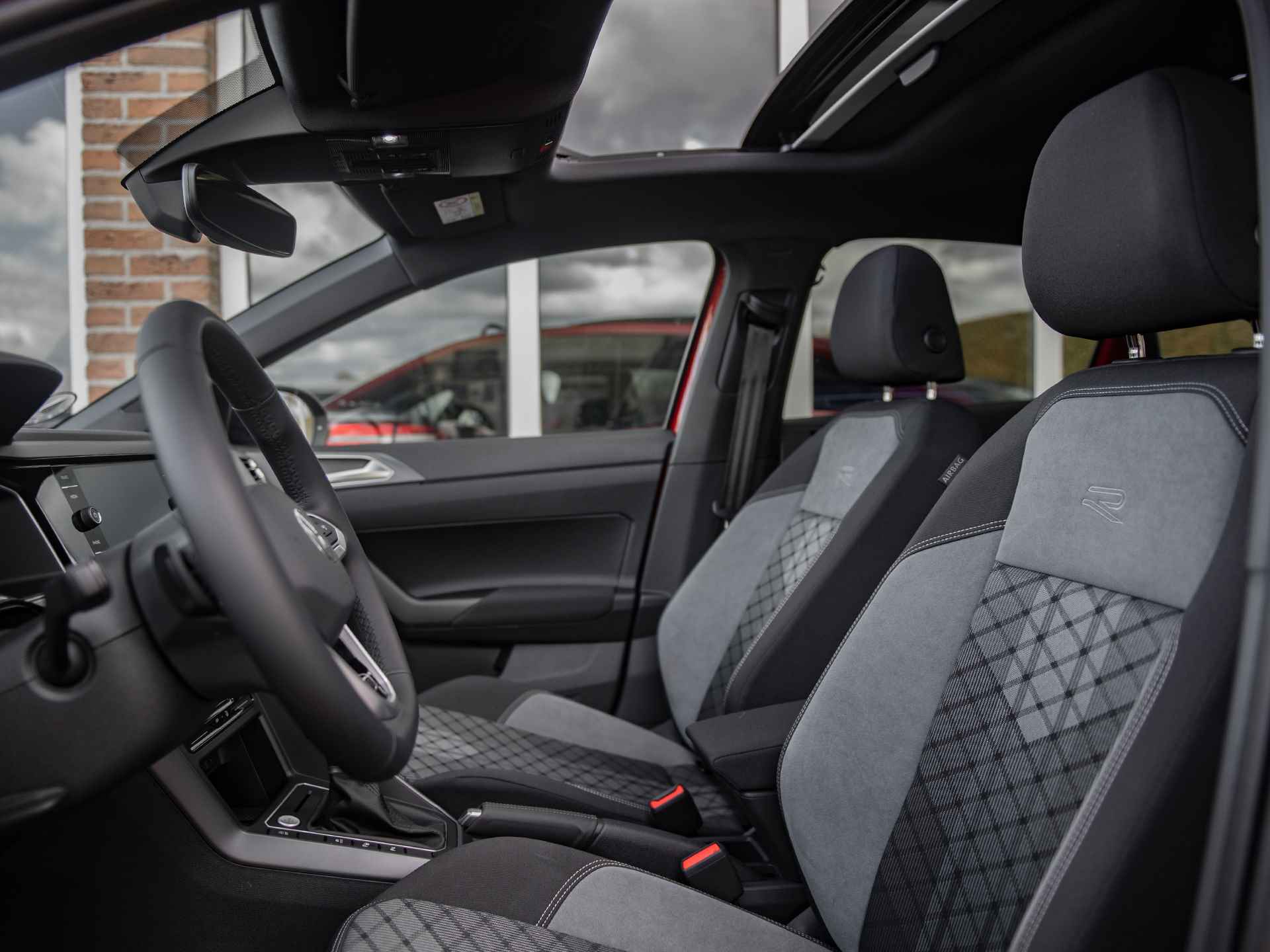 Volkswagen Taigo 1.5TSi DSG R-Line Black Style | Matrix IQ LED | Panorama schuif-/kanteldak | Keyless entry & start | Camera | Sperdiff. | Adaptive Cruise Control | Drive Mode select | Trekhaak afn.kogel | Nw.prijs 2023 € 47.630,- - 5/57