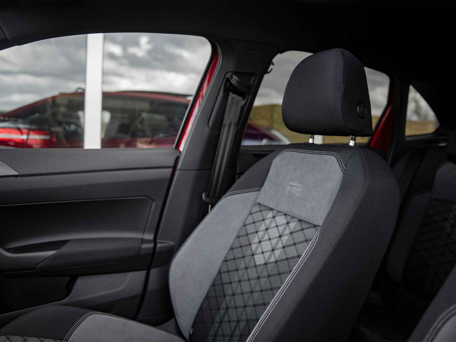 Volkswagen Taigo 1.5TSi DSG R-Line Black Style | Matrix IQ LED | Panorama schuif-/kanteldak | Keyless entry & start | Camera | Sperdiff. | Adaptive Cruise Control | Drive Mode select | Trekhaak afn.kogel | Nw.prijs 2023 € 47.630,- - 28/57